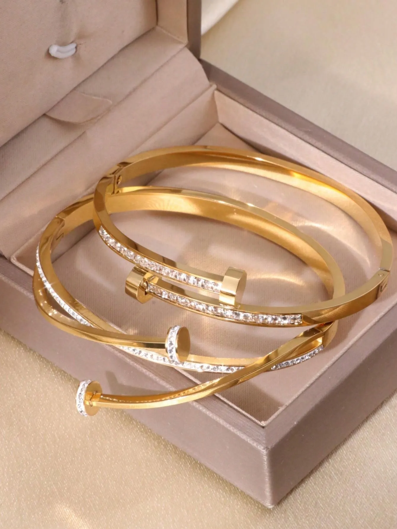 1pc Fashionable Luxury Zirconia Gold Stainless Steel Bracelet, Charming Design For Women