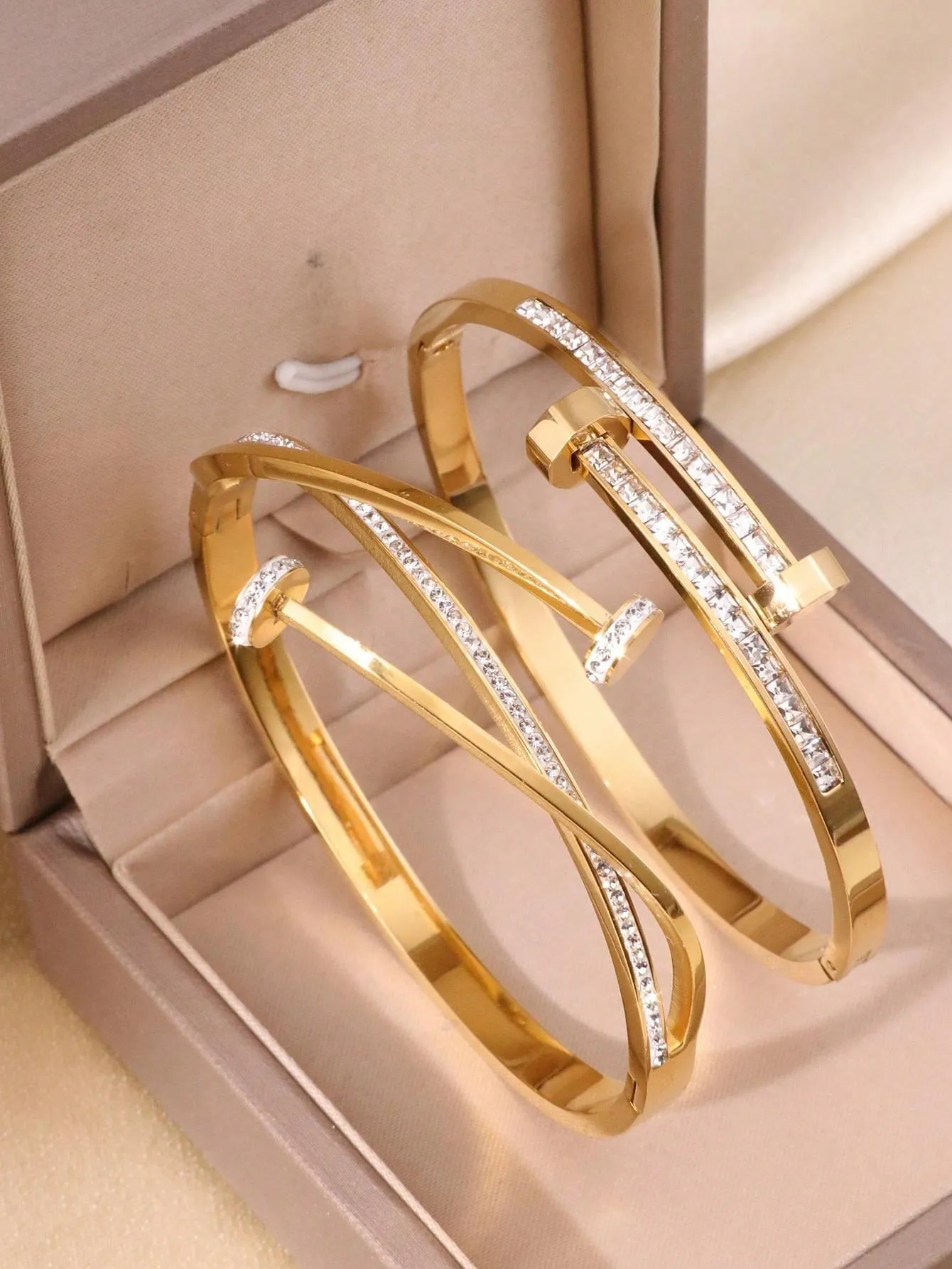1pc Fashionable Luxury Zirconia Gold Stainless Steel Bracelet, Charming Design For Women