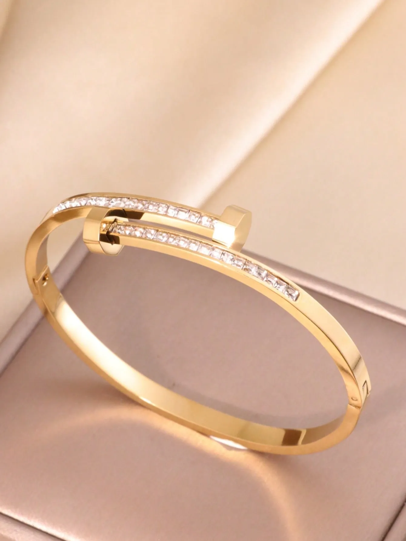 1pc Fashionable Luxury Zirconia Gold Stainless Steel Bracelet, Charming Design For Women