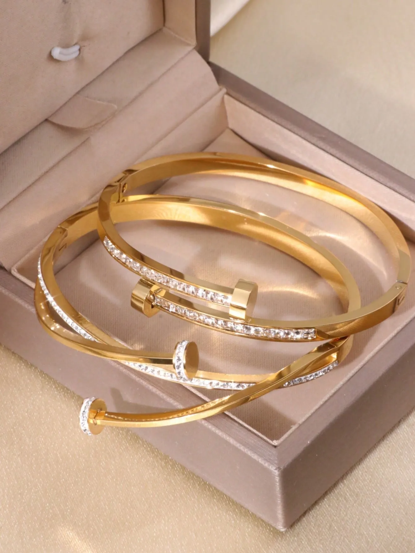 1pc Fashionable Luxury Zirconia Gold Stainless Steel Bracelet, Charming Design For Women
