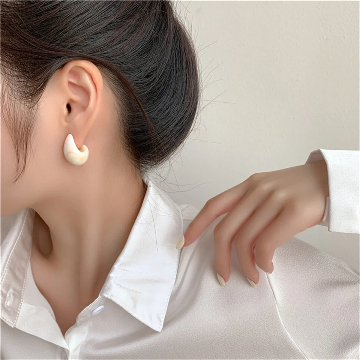 Beige Resin Marbled Chunky C-Shape Huggie Earrings