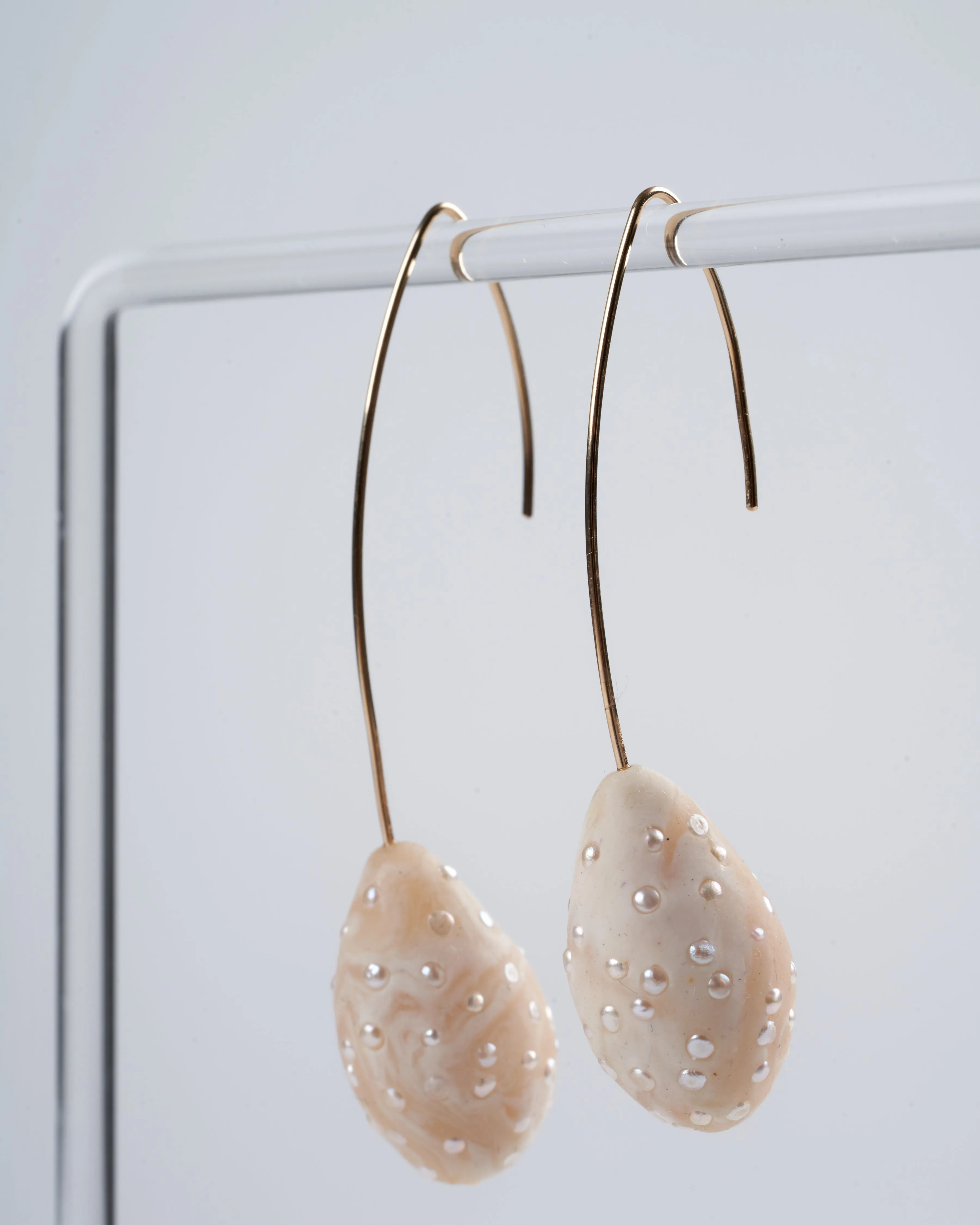 droplet cream clay earring - gold/cream