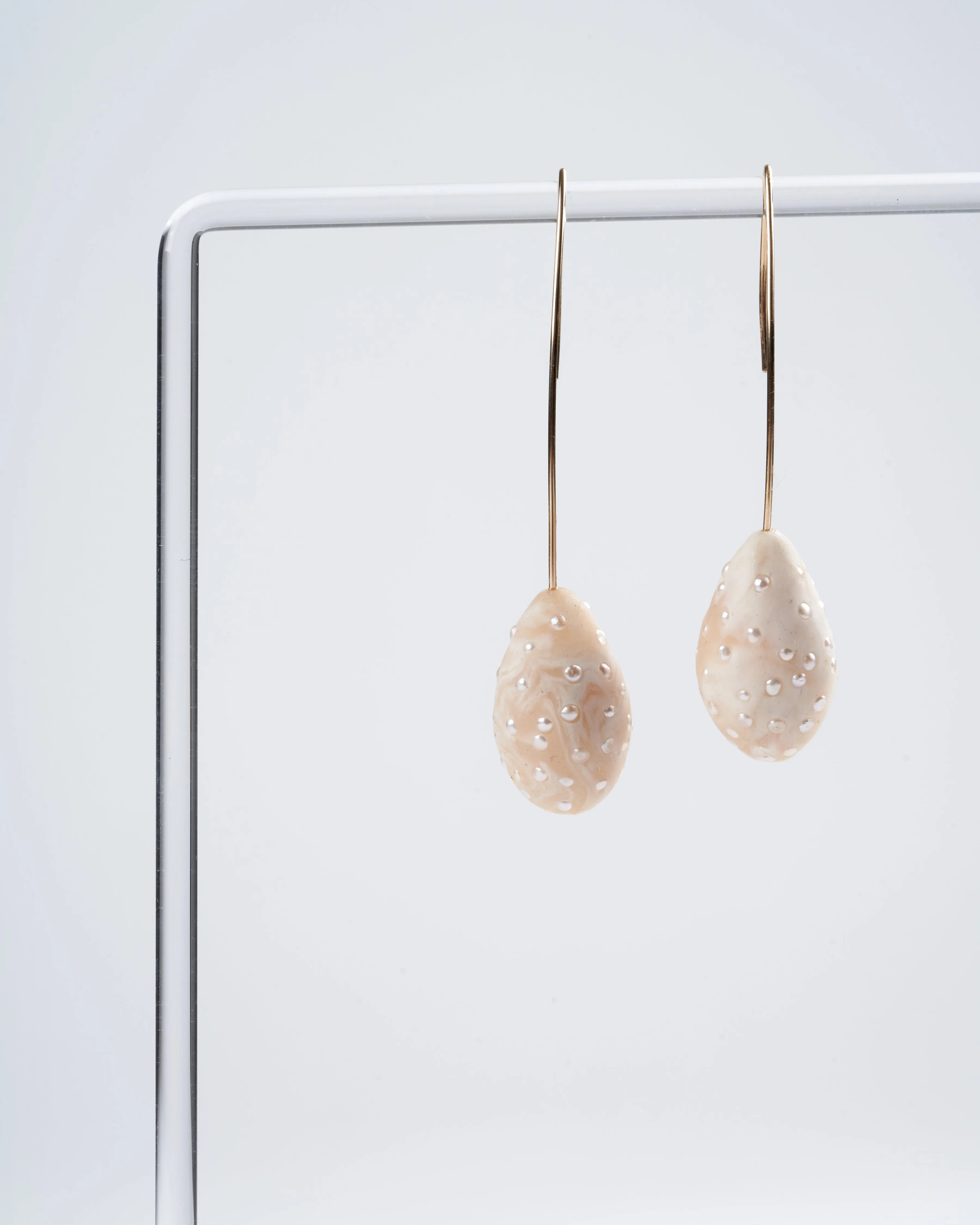 droplet cream clay earring - gold/cream