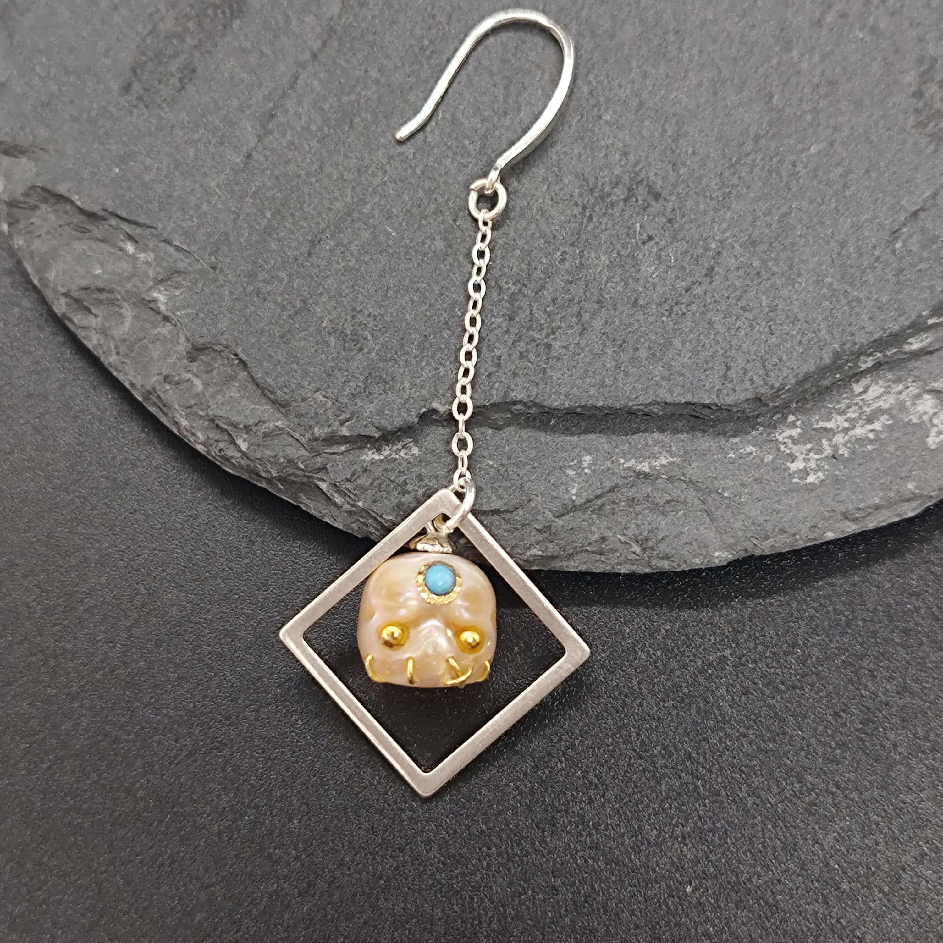 Geometric Gemstones Śmaśana Rhombic Pearl Skull Drop Earrings