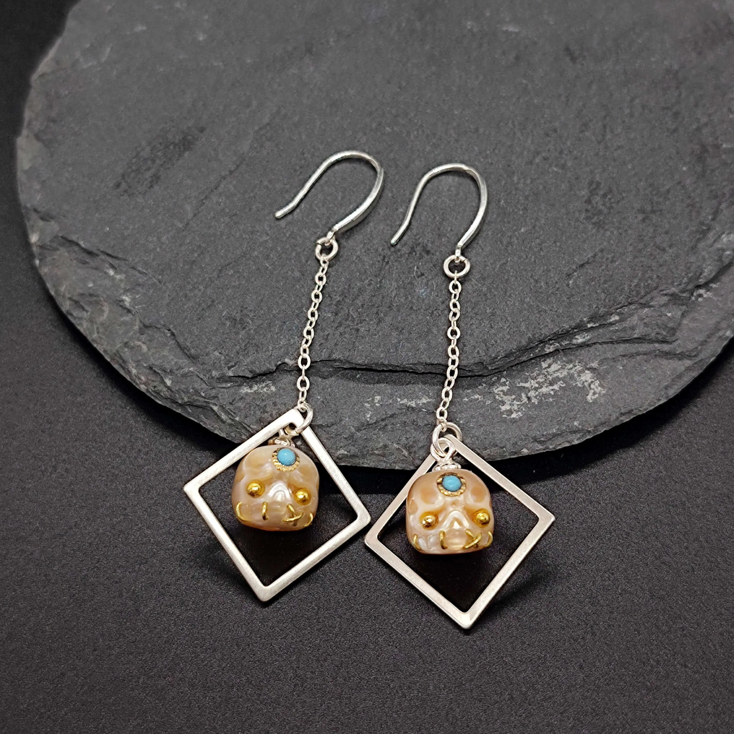 Geometric Gemstones Śmaśana Rhombic Pearl Skull Drop Earrings