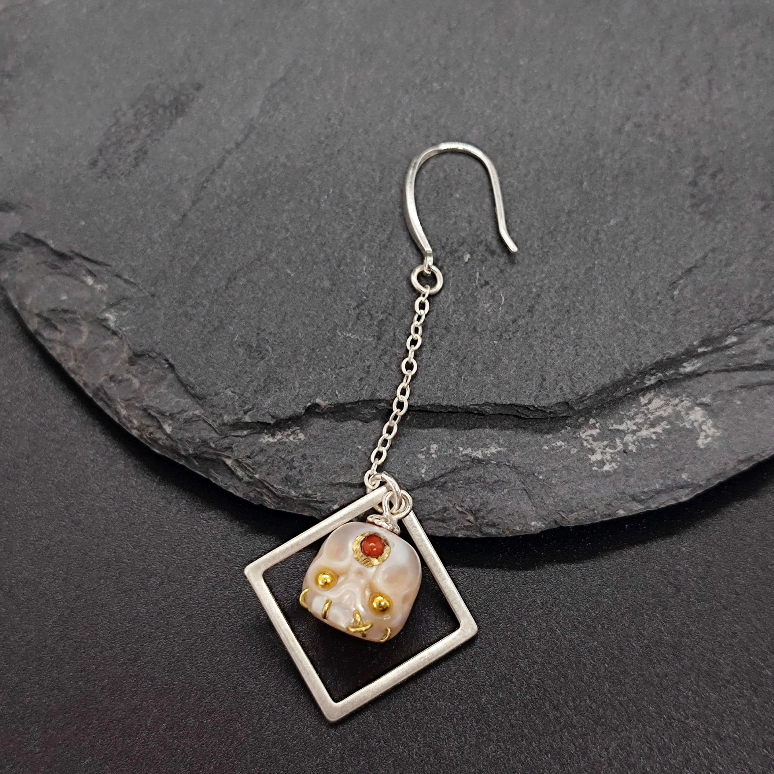 Geometric Gemstones Śmaśana Rhombic Pearl Skull Drop Earrings