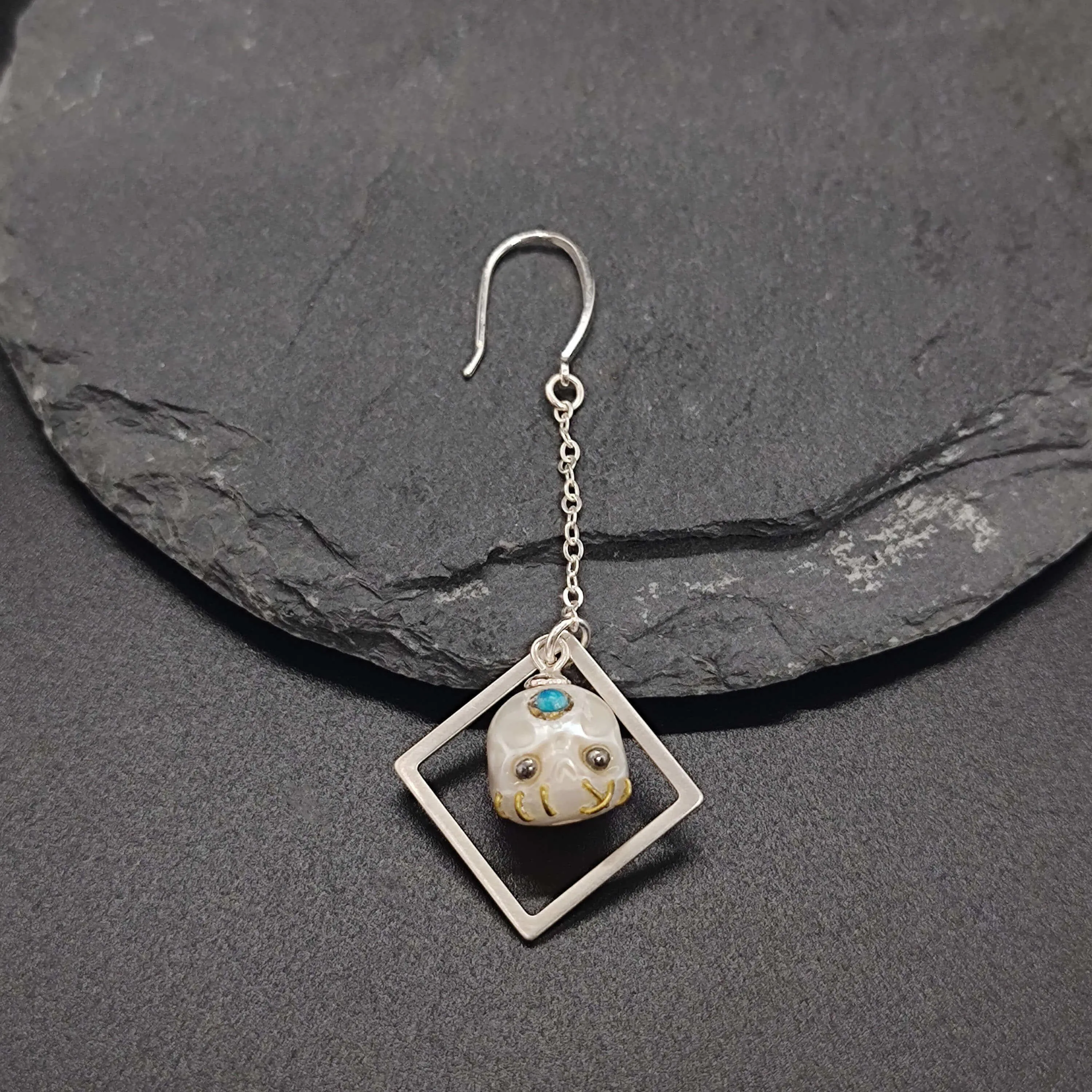 Geometric Gemstones Śmaśana Rhombic Pearl Skull Drop Earrings