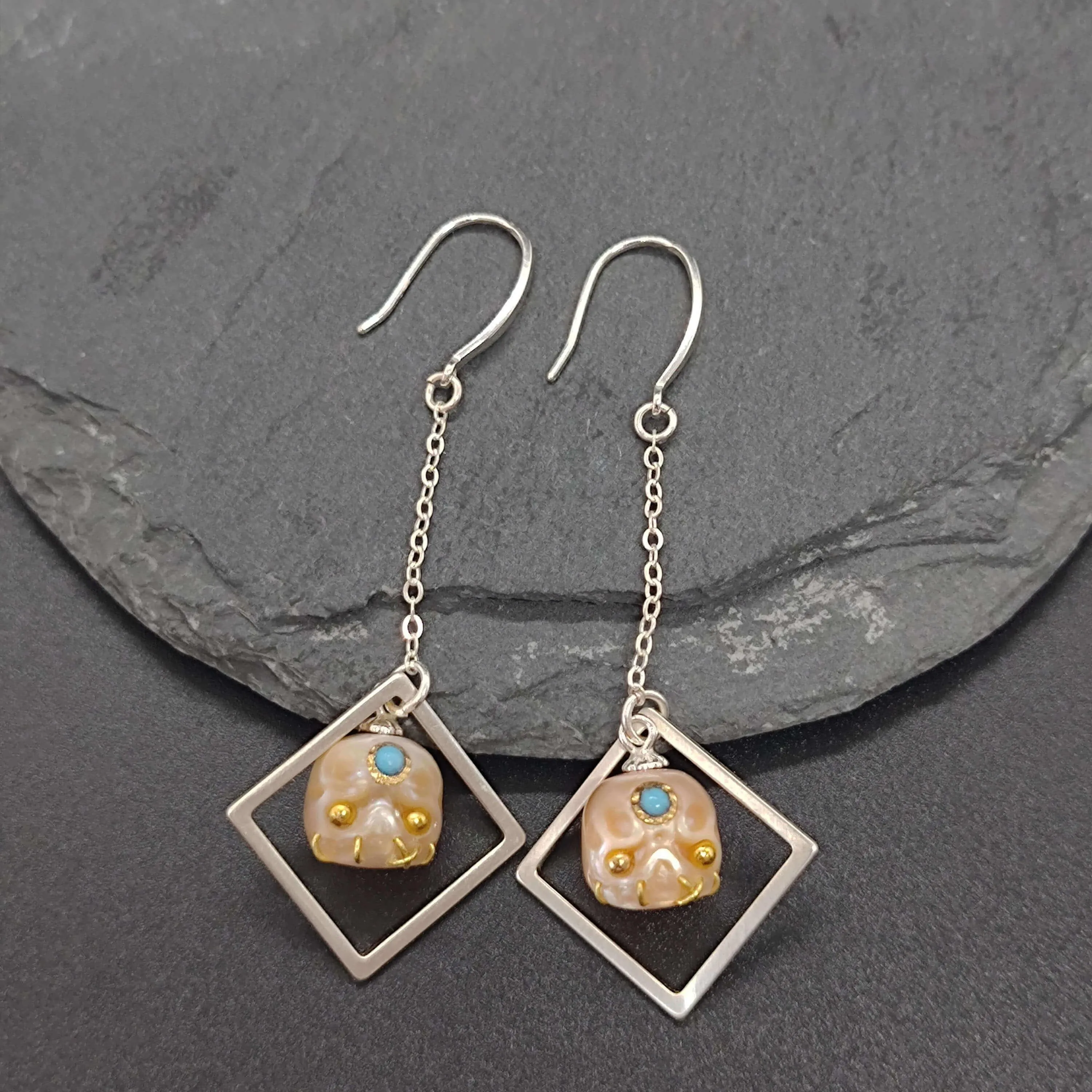Geometric Gemstones Śmaśana Rhombic Pearl Skull Drop Earrings