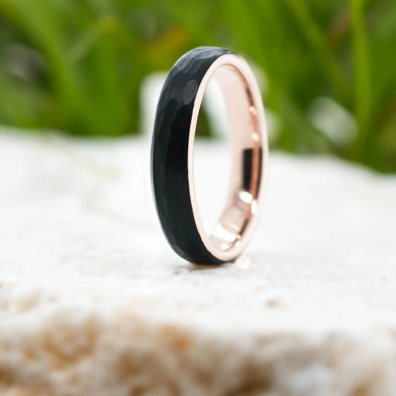 Hammered Black Band / Rose Gold - 4mm