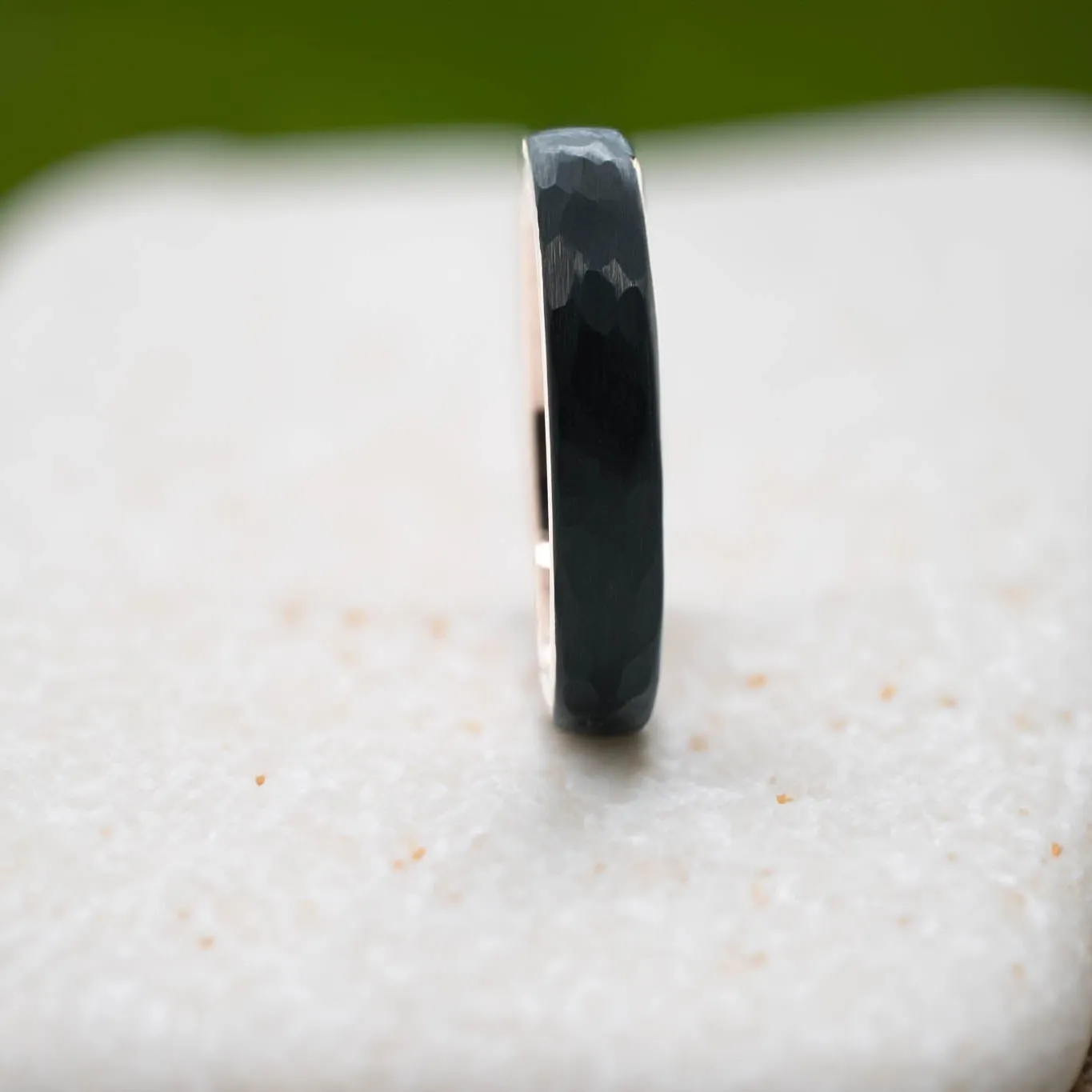 Hammered Black Band / Rose Gold - 4mm
