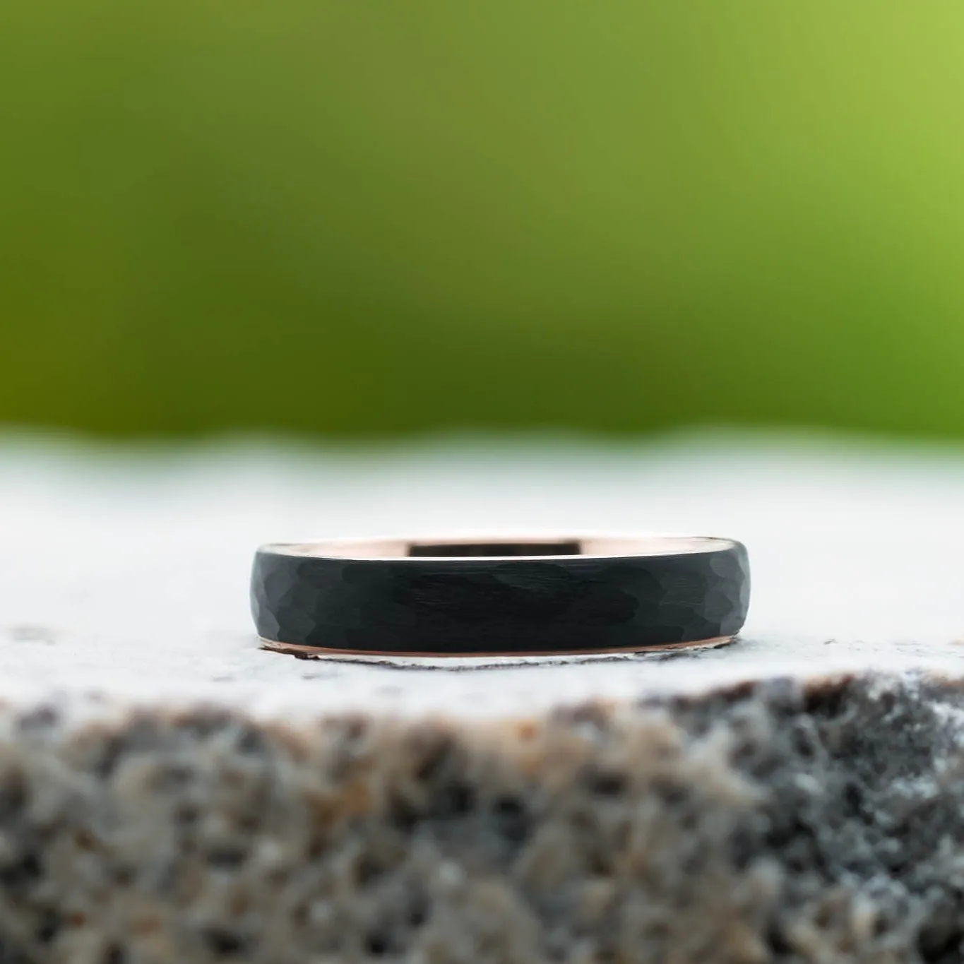 Hammered Black Band / Rose Gold - 4mm