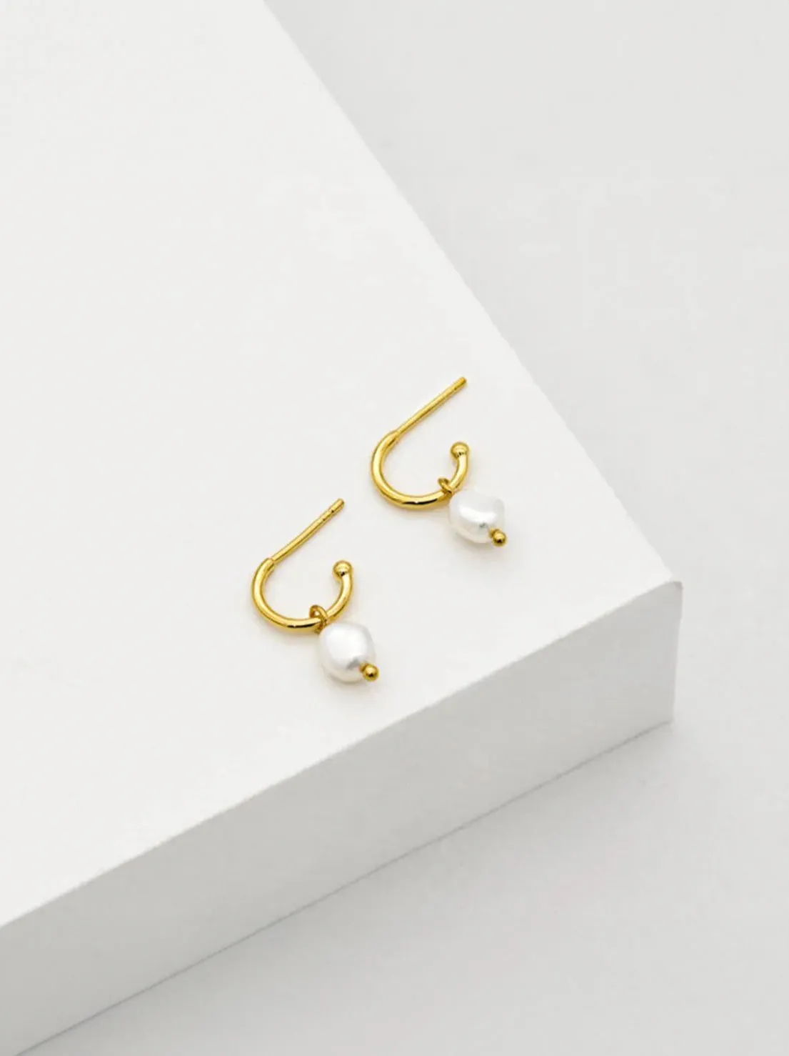 Linda Tahija - Baroque Pearl Core Hoop Earrings - Gold Plated
