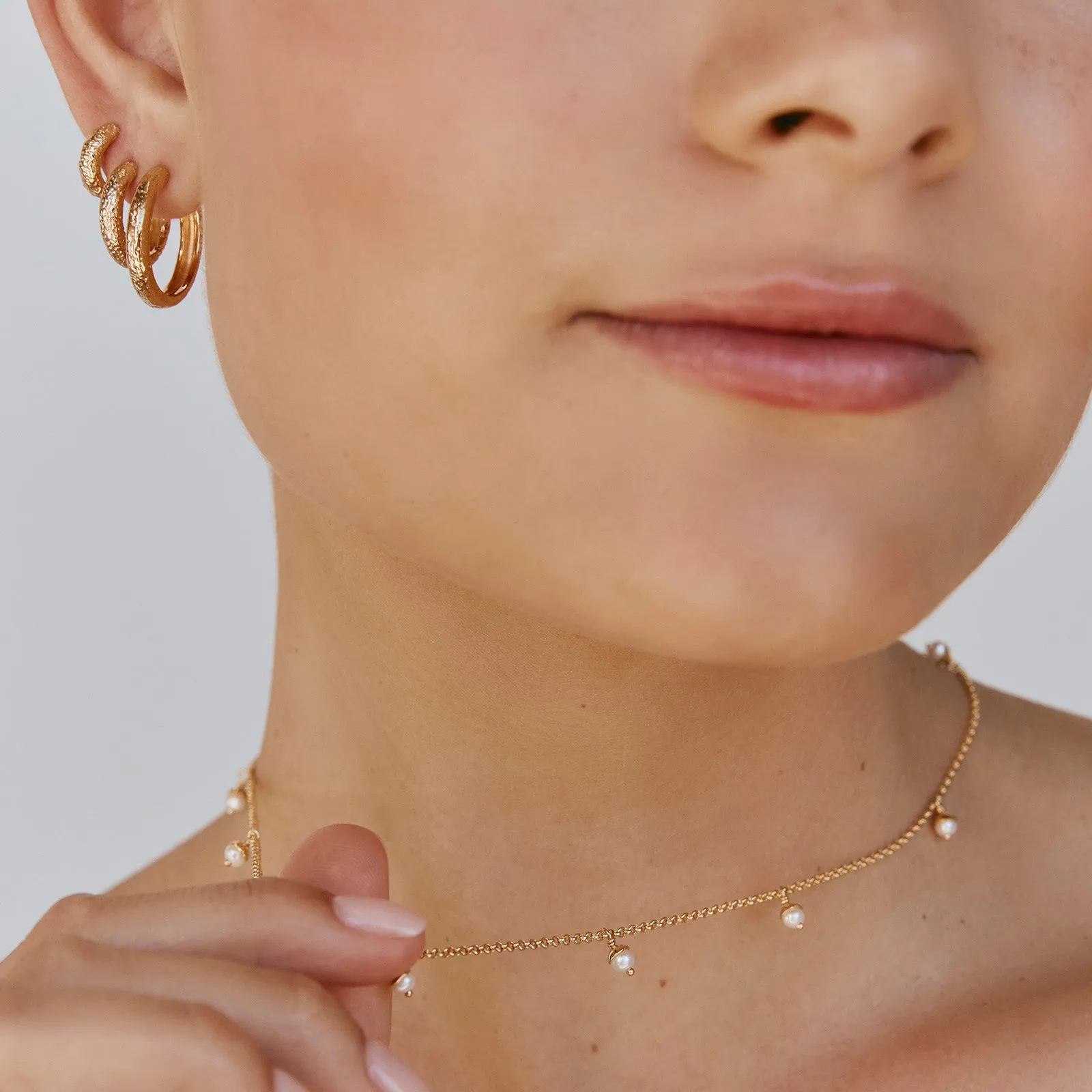 PEARL POM NECKLACE