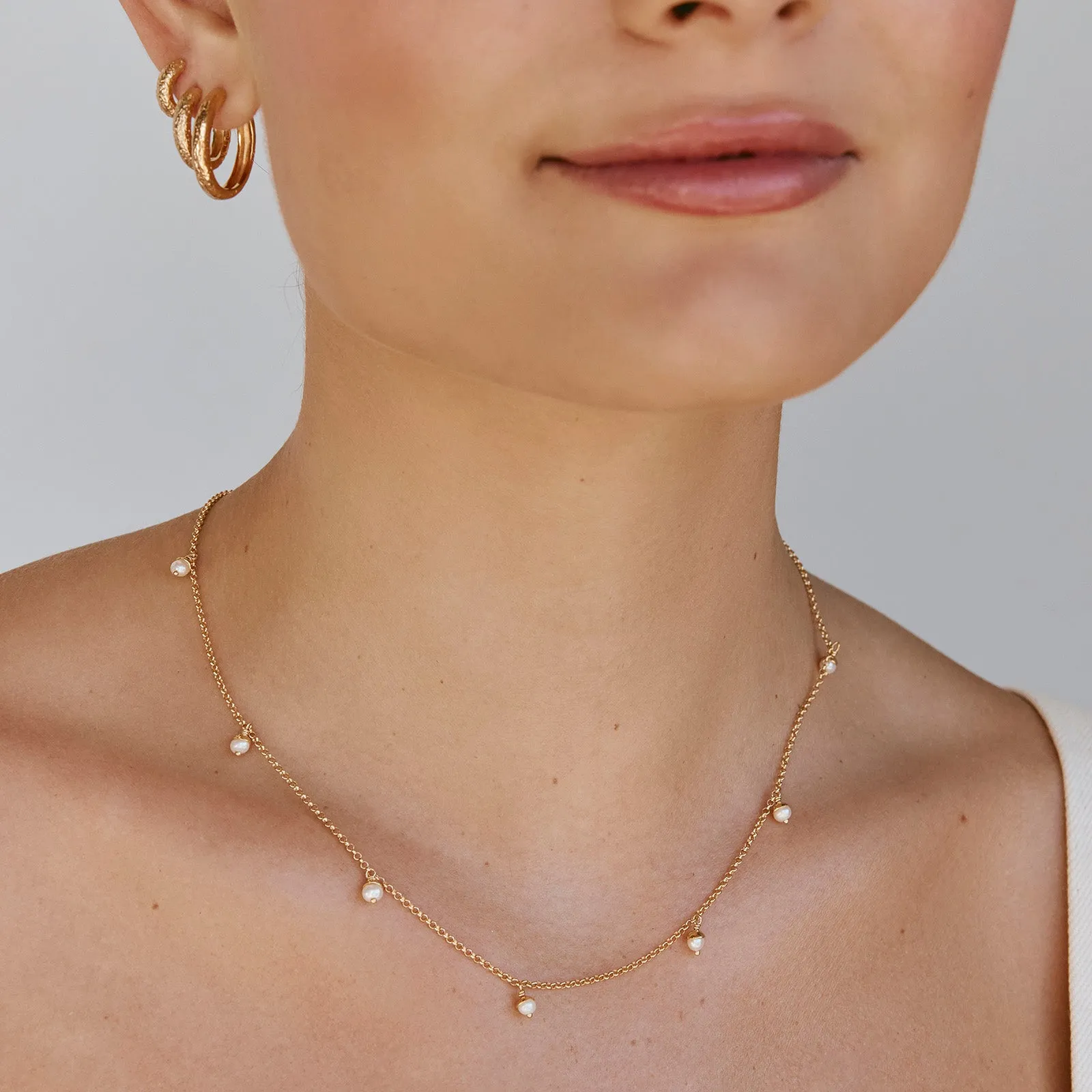 PEARL POM NECKLACE