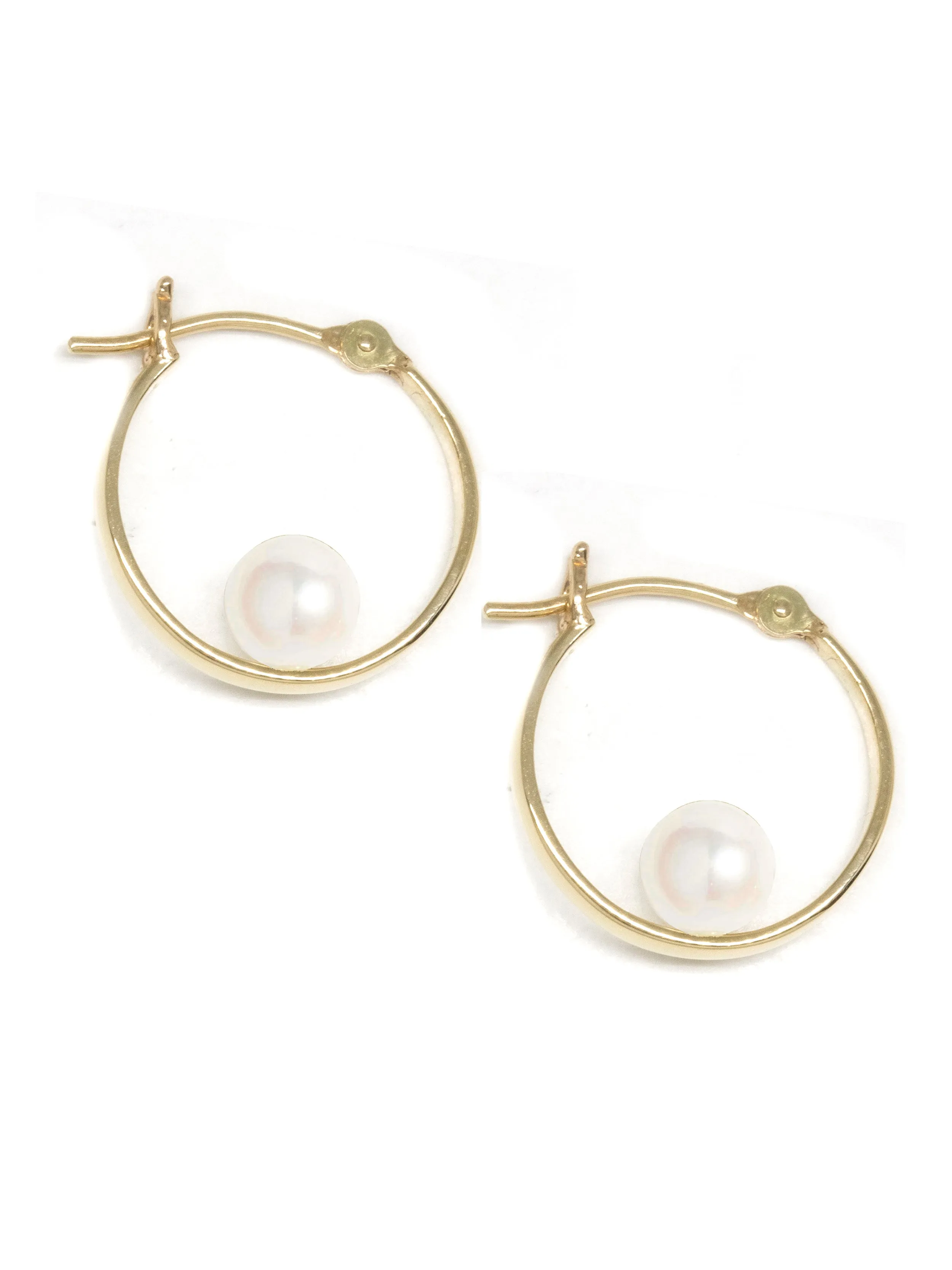 Poppy Finch Small Pearl Gold Huggies