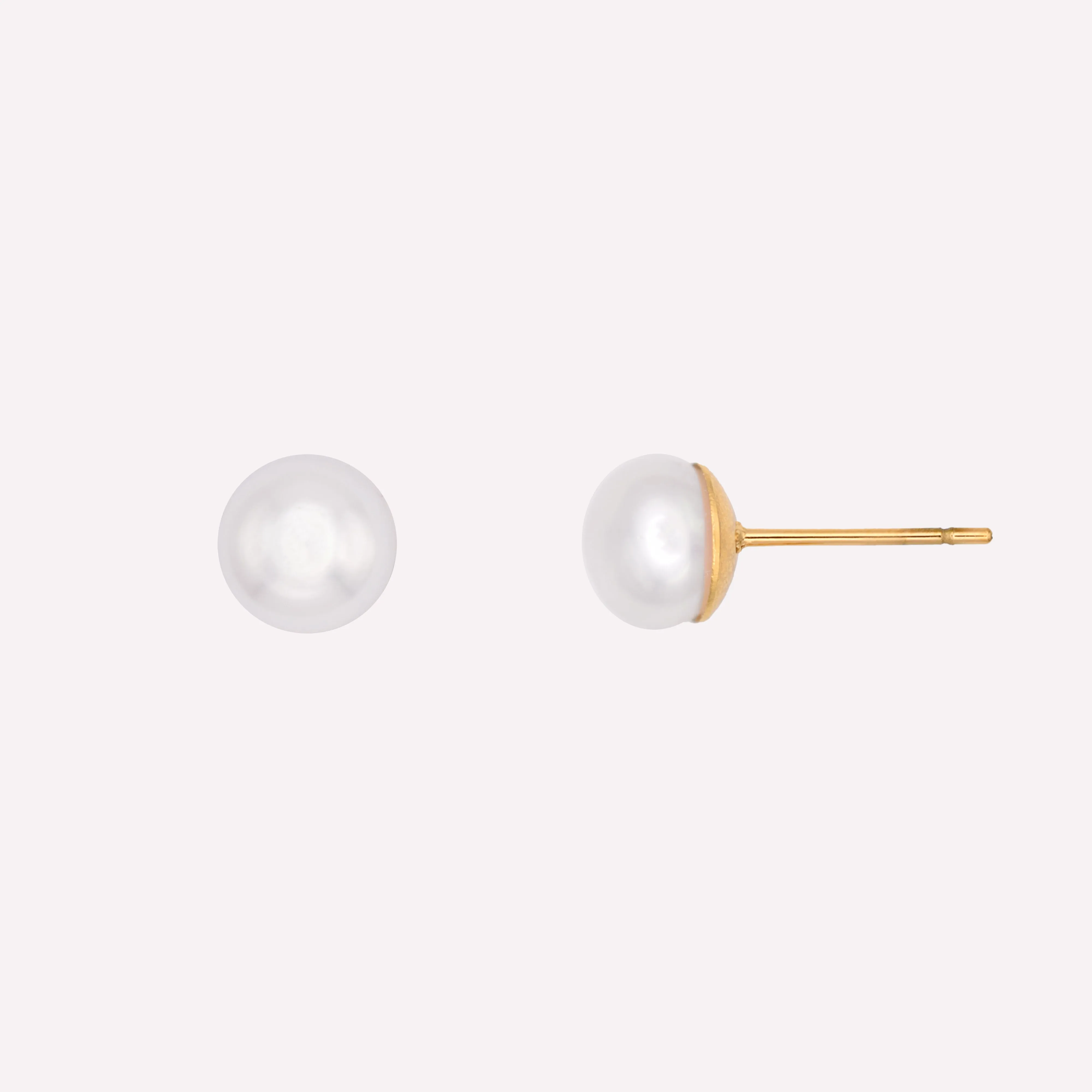SMALL PEARL STUD EARRINGS IN GOLD