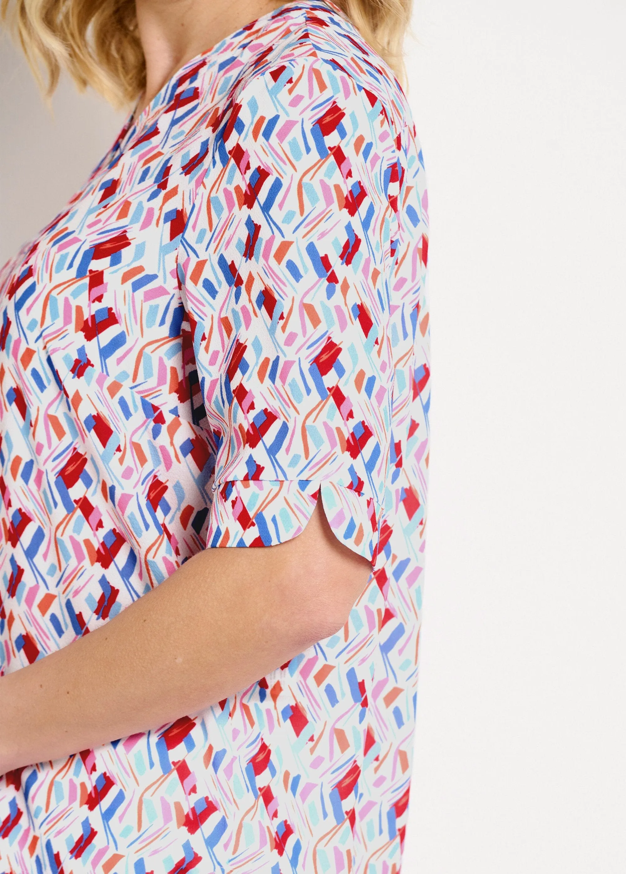Straight V-neck tunic with short printed sleeves