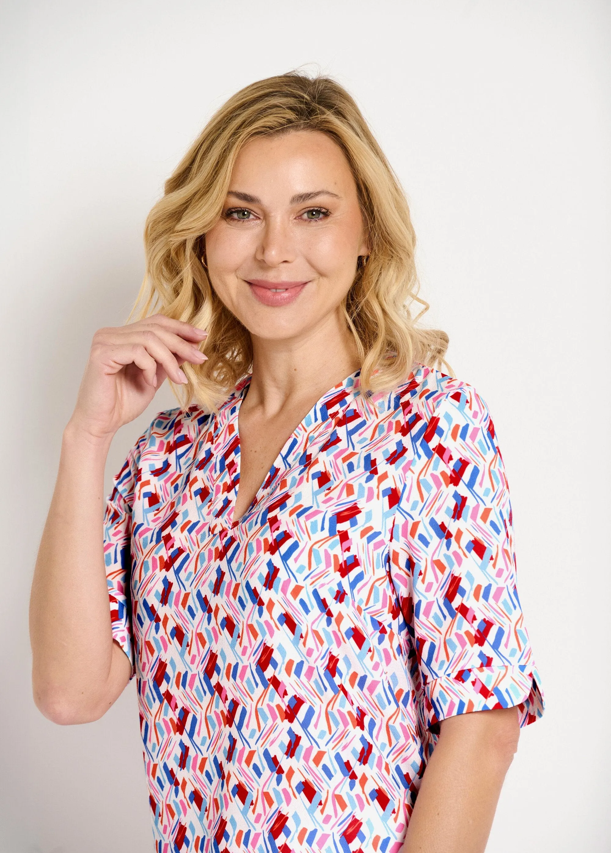 Straight V-neck tunic with short printed sleeves