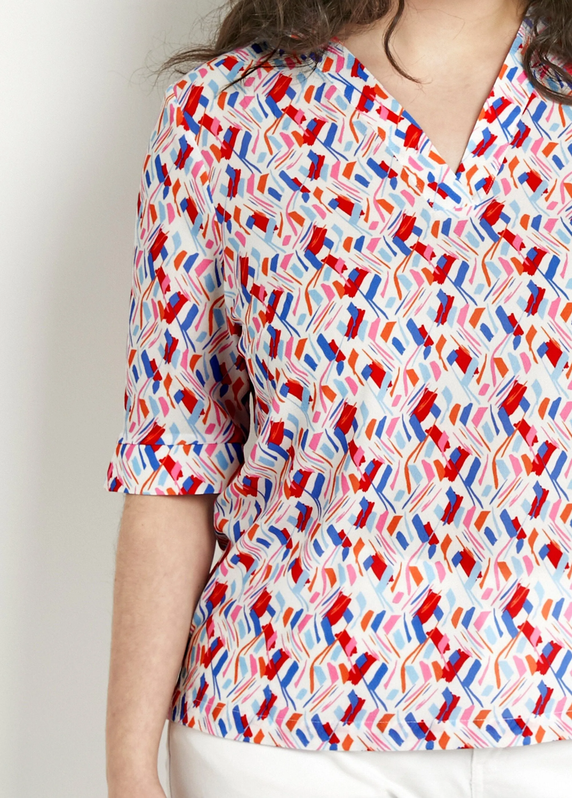Straight V-neck tunic with short printed sleeves