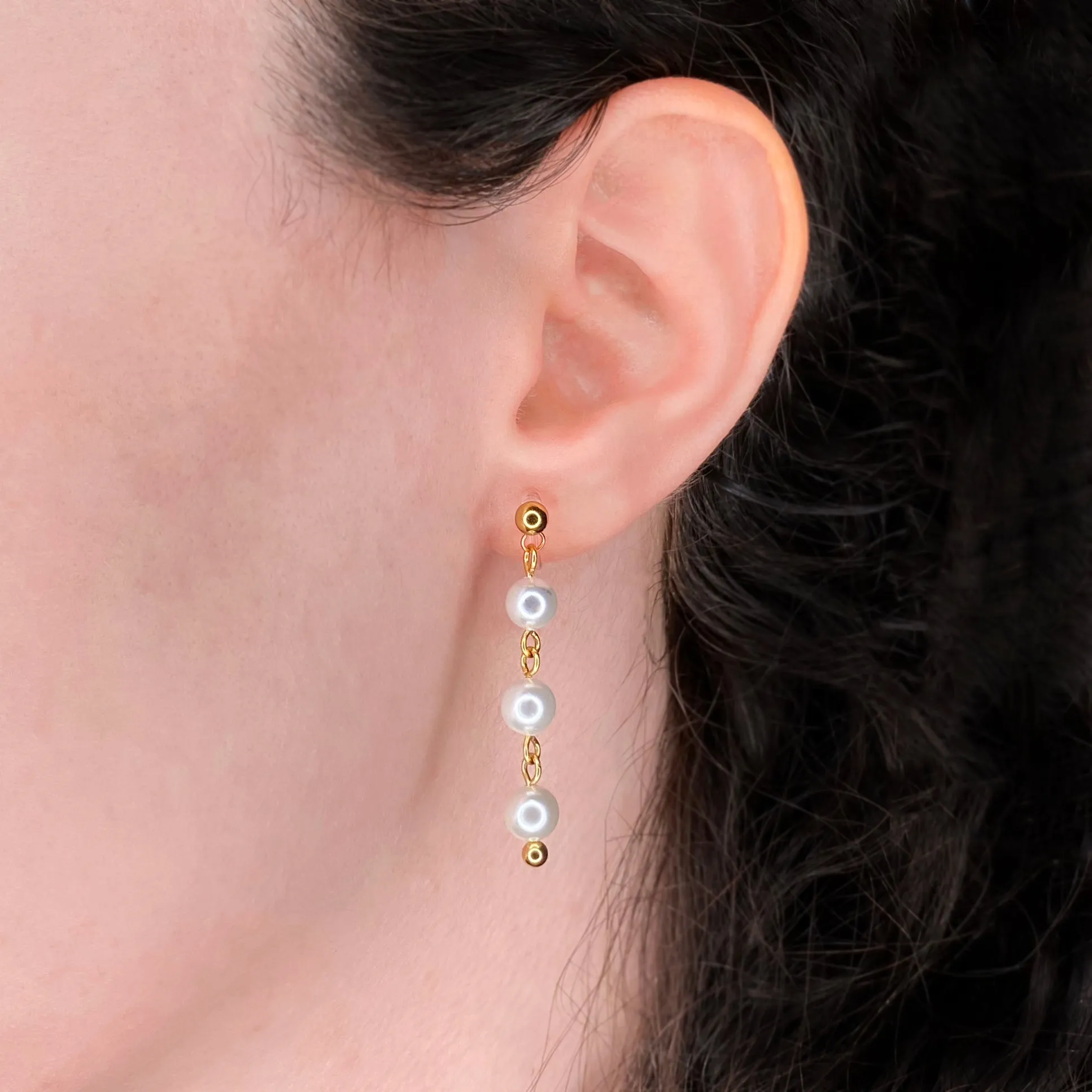 TRIPLE PEARL DANGLE EARRINGS IN GOLD