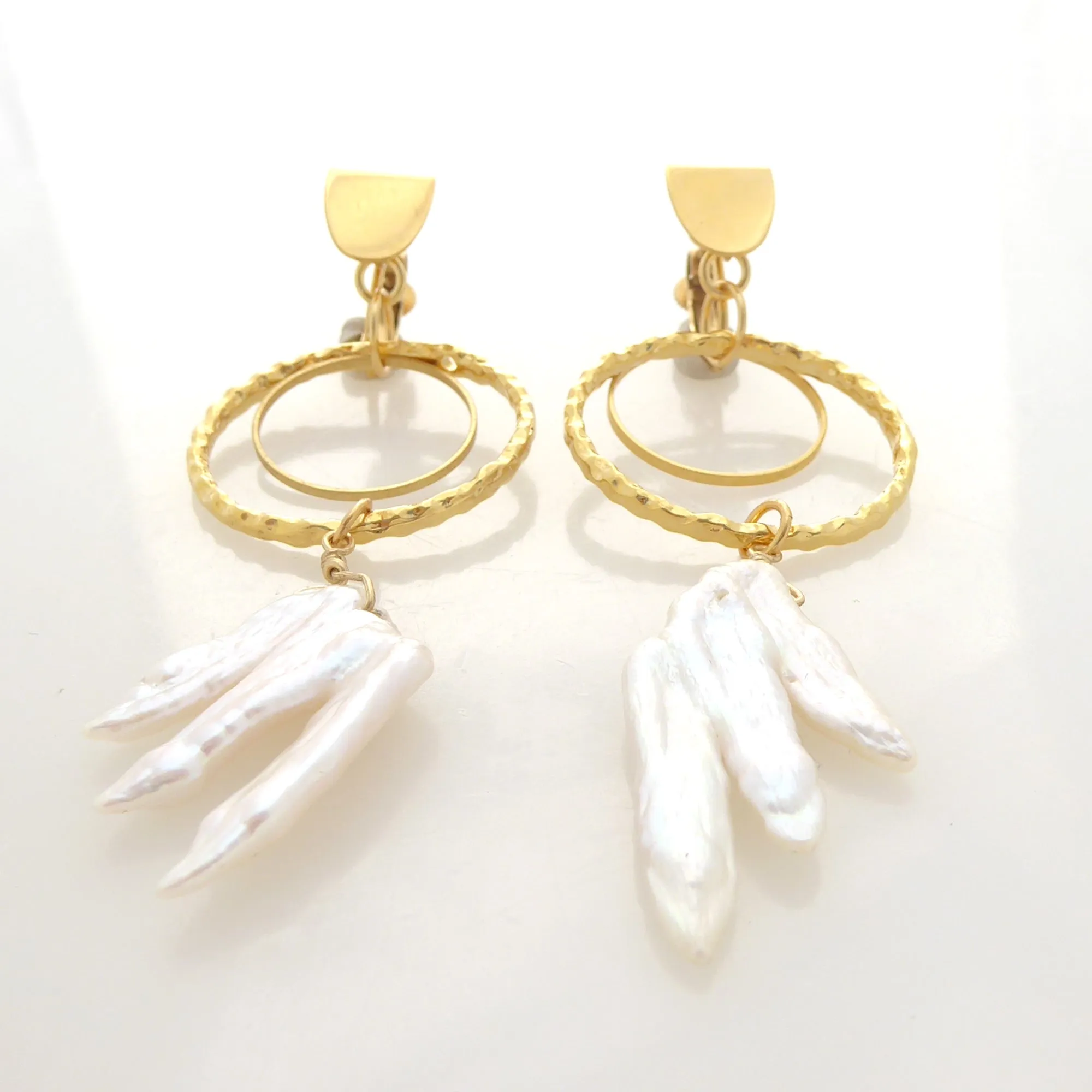 Vinge pearl earrings