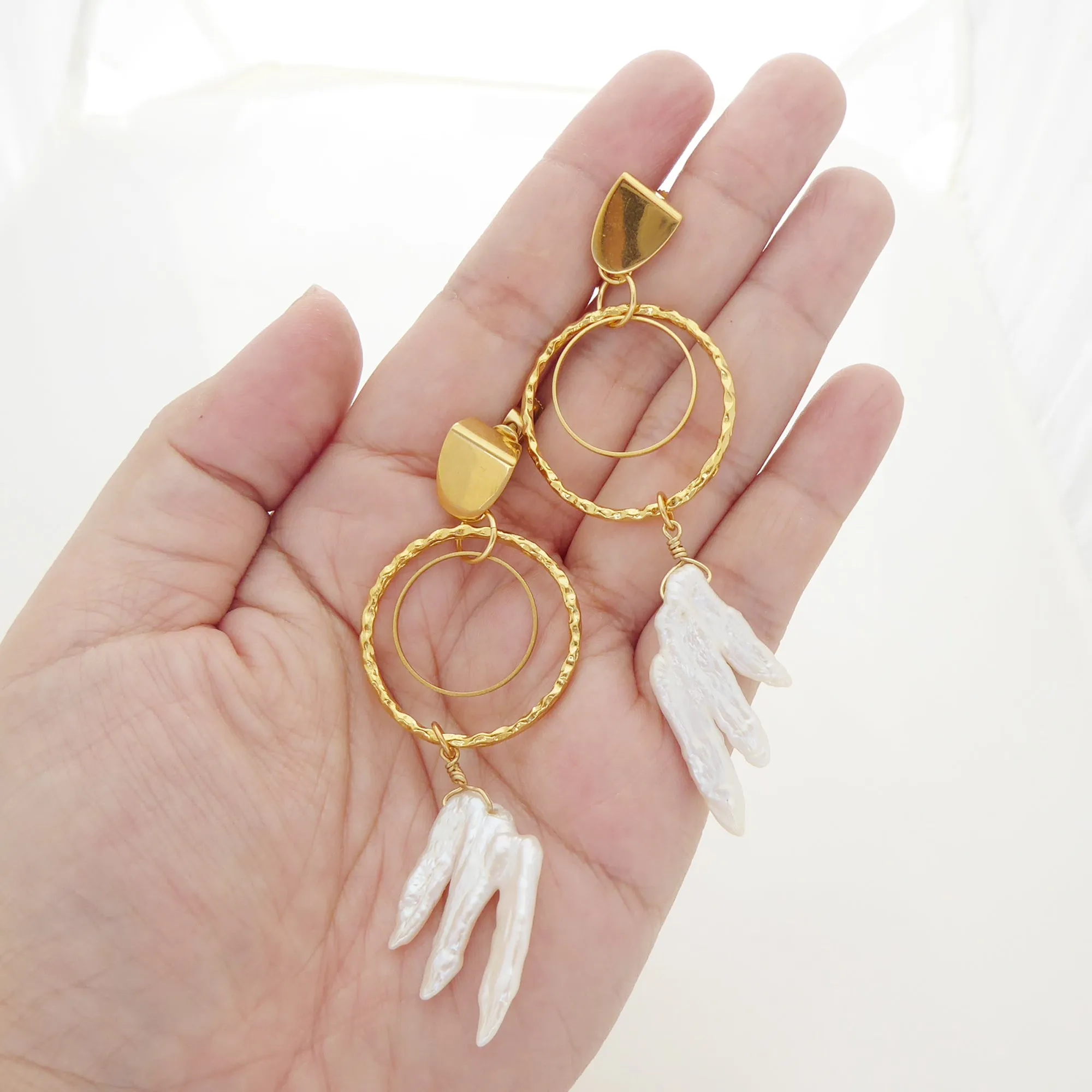 Vinge pearl earrings