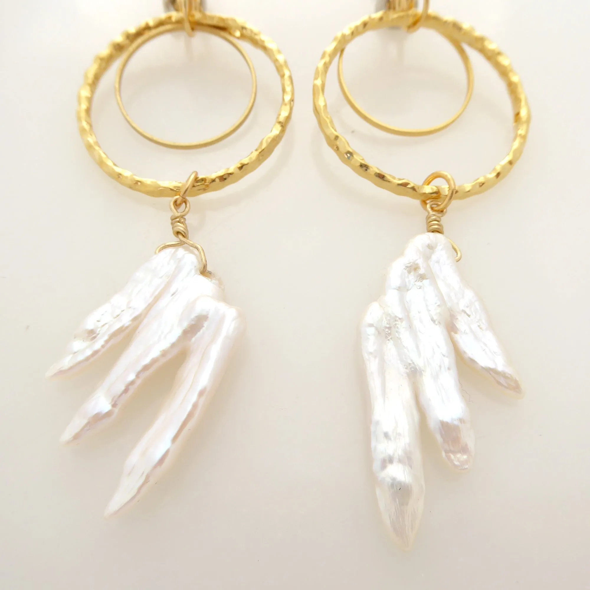 Vinge pearl earrings