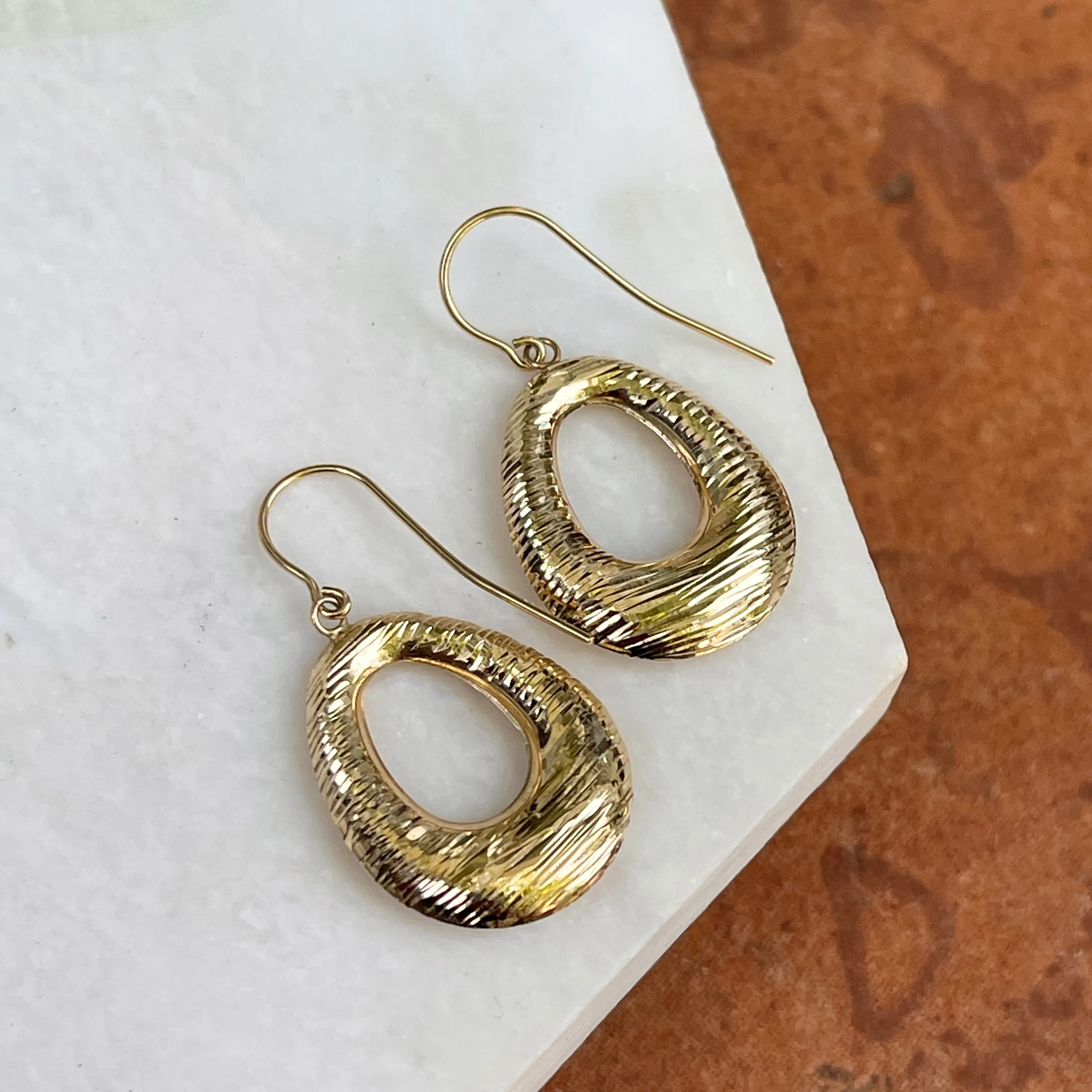 Vintage 14KT Yellow Gold Textured Oval Wire Dangle Earrings