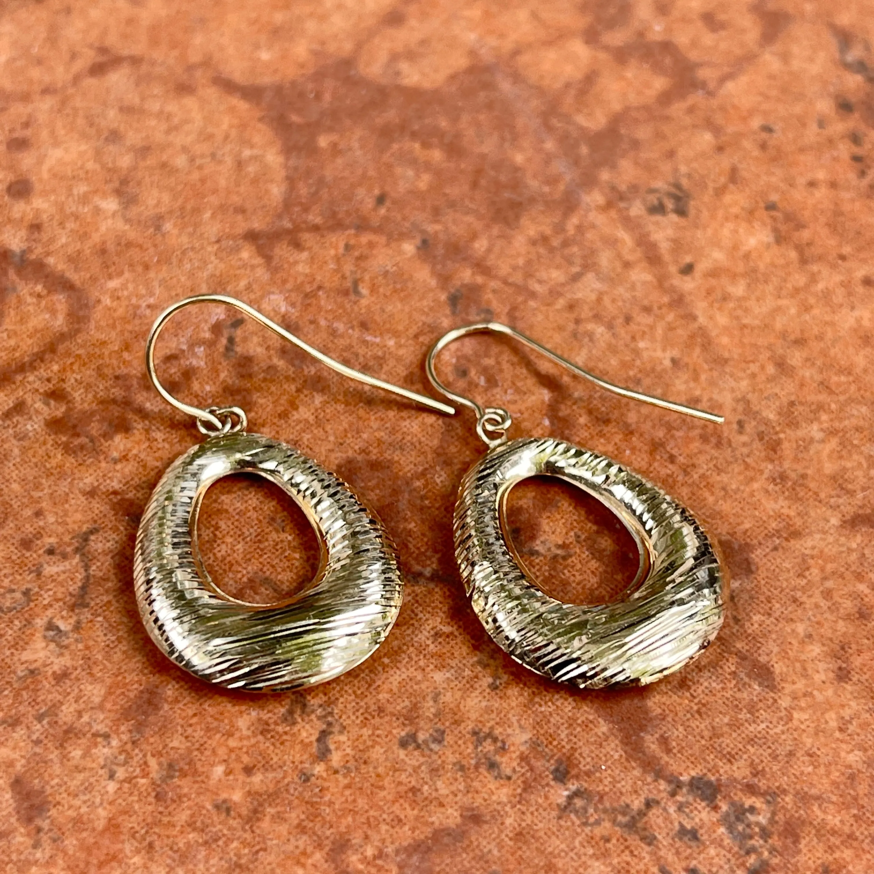 Vintage 14KT Yellow Gold Textured Oval Wire Dangle Earrings