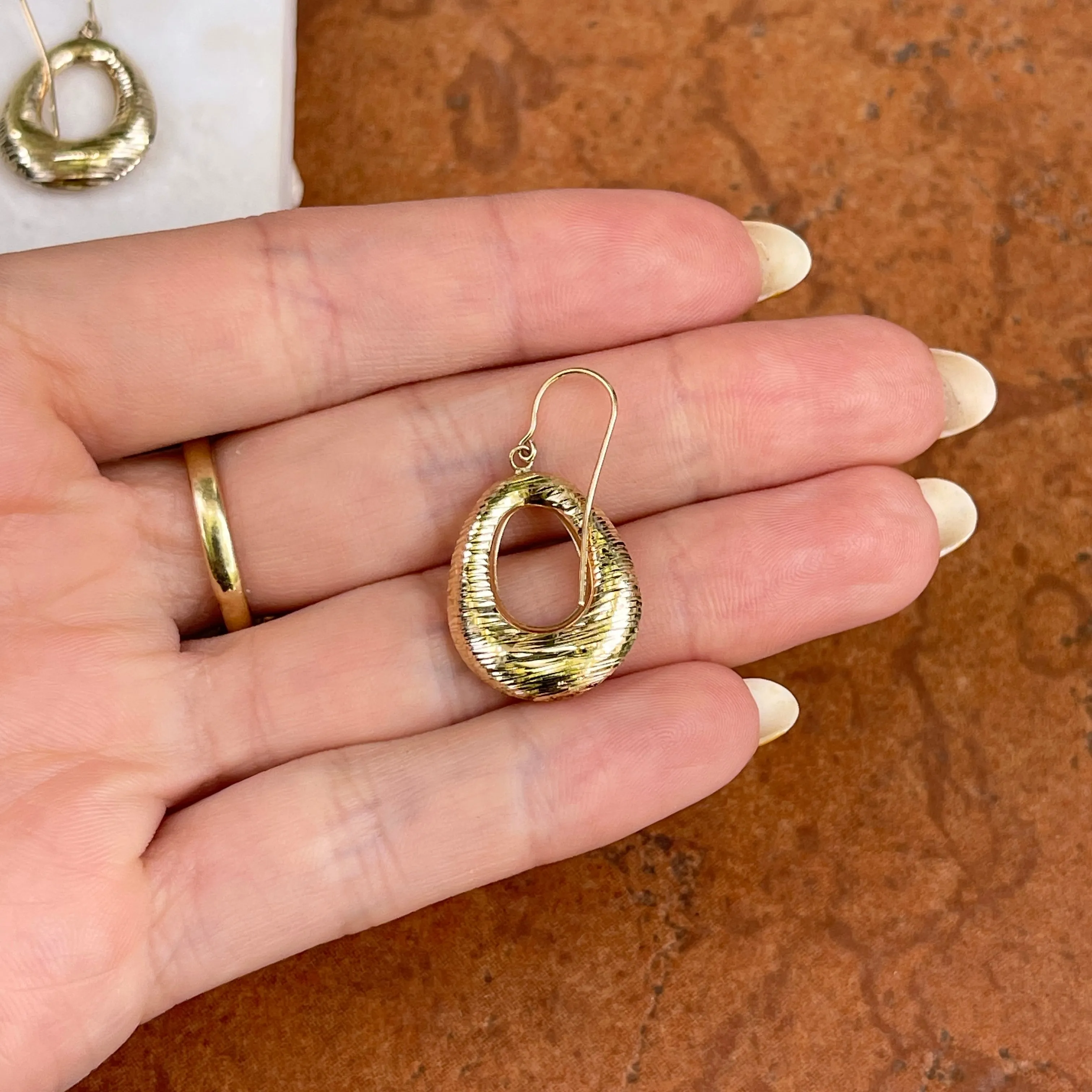 Vintage 14KT Yellow Gold Textured Oval Wire Dangle Earrings
