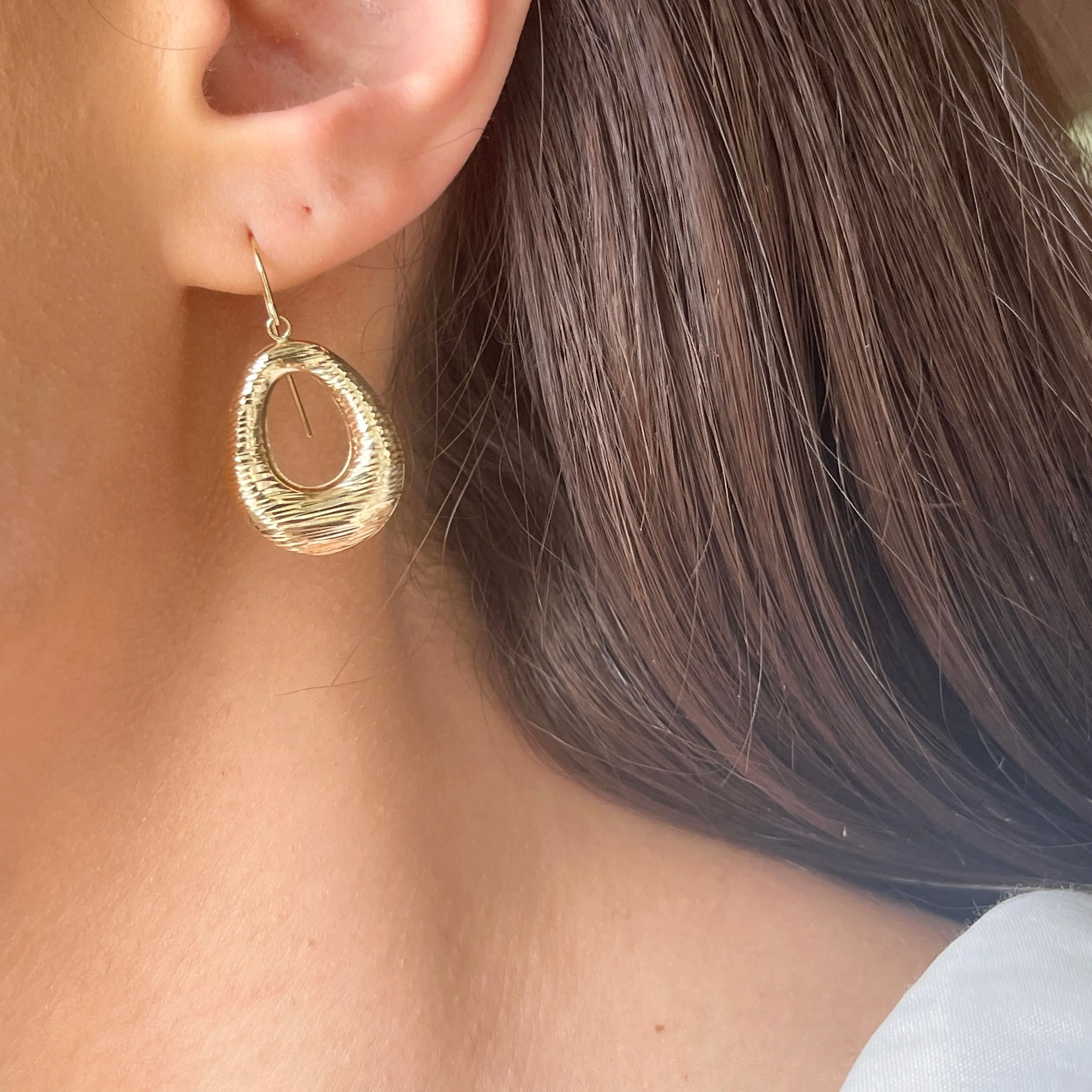 Vintage 14KT Yellow Gold Textured Oval Wire Dangle Earrings