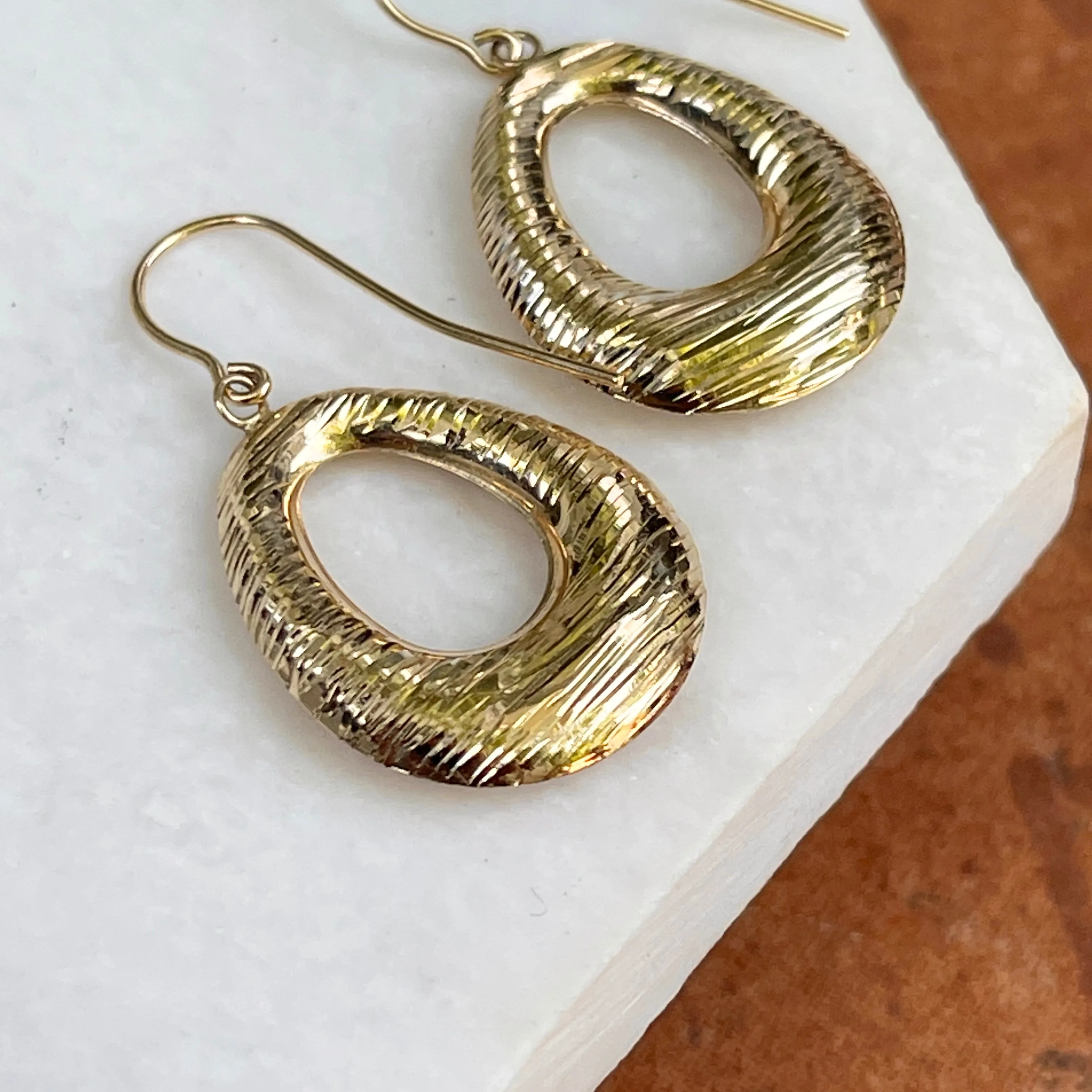 Vintage 14KT Yellow Gold Textured Oval Wire Dangle Earrings