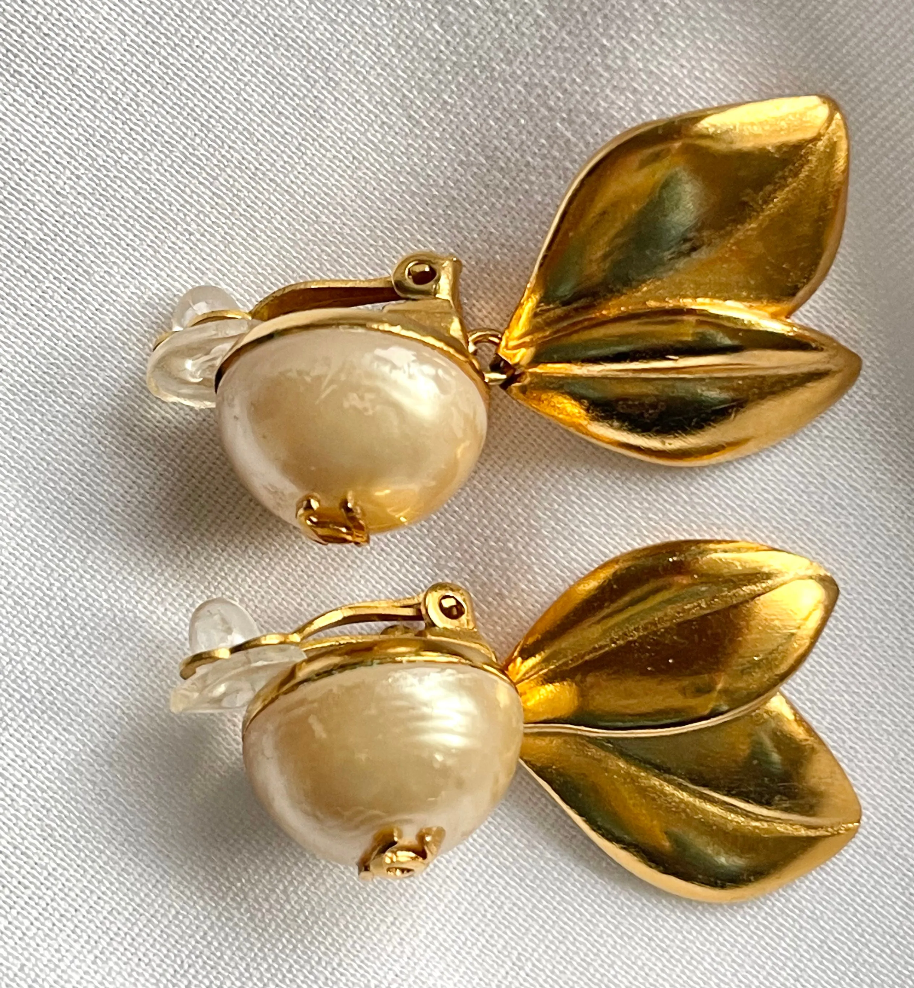 Vintage CHANEL flower and leaf design faux pearl CC earrings. Dangle earrings. Rare and elegant Chanel jewelry. 0412061