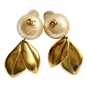 Vintage CHANEL flower and leaf design faux pearl CC earrings. Dangle earrings. Rare and elegant Chanel jewelry. 0412061