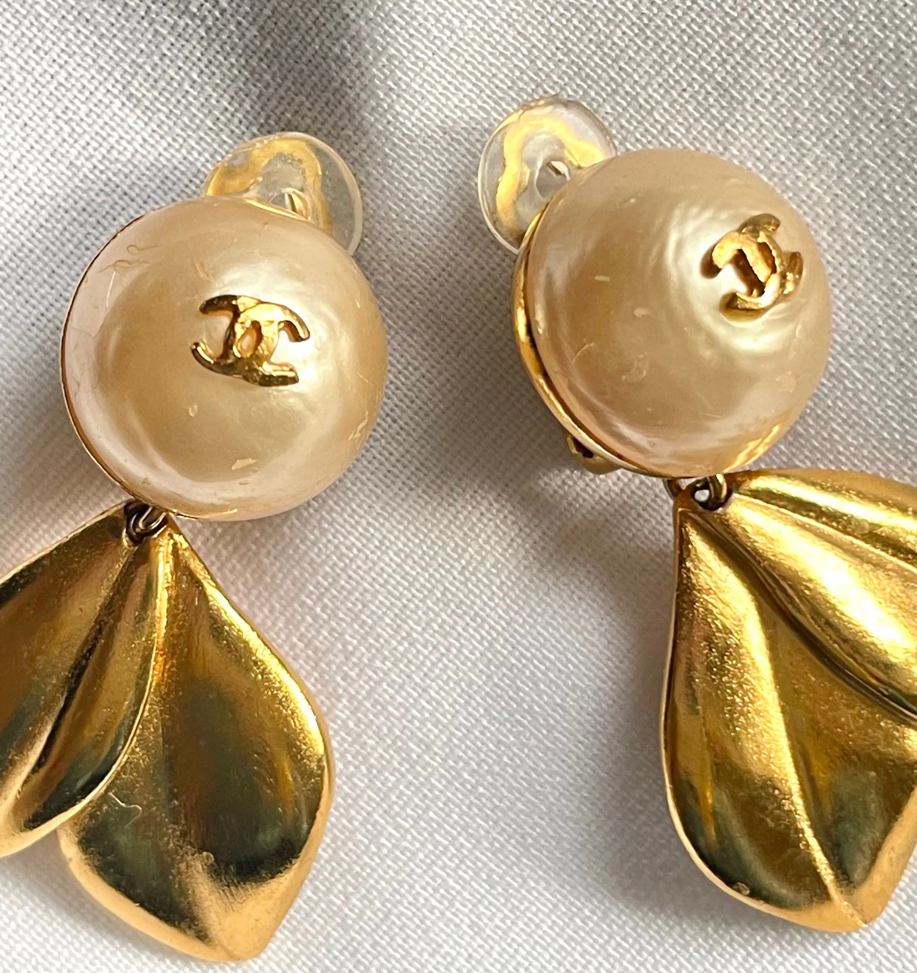 Vintage CHANEL flower and leaf design faux pearl CC earrings. Dangle earrings. Rare and elegant Chanel jewelry. 0412061