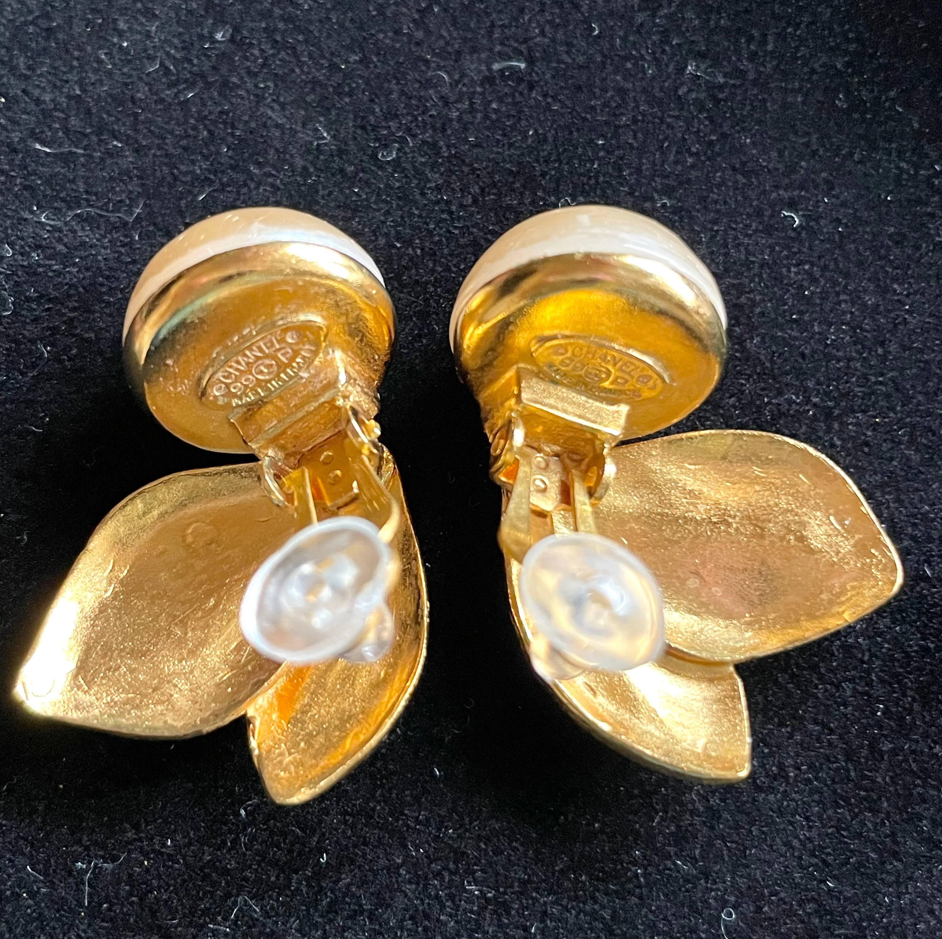Vintage CHANEL flower and leaf design faux pearl CC earrings. Dangle earrings. Rare and elegant Chanel jewelry. 0412061
