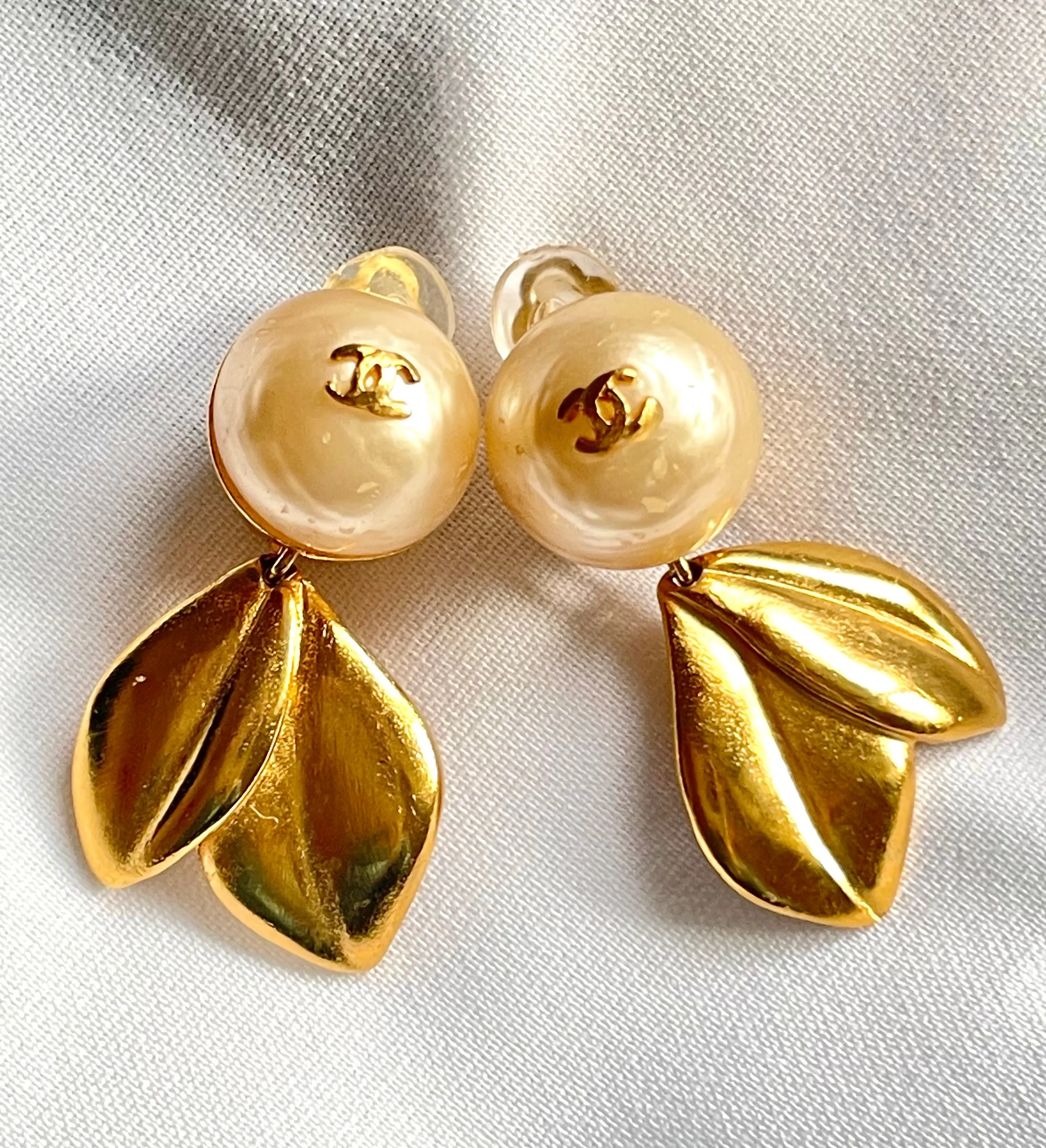 Vintage CHANEL flower and leaf design faux pearl CC earrings. Dangle earrings. Rare and elegant Chanel jewelry. 0412061