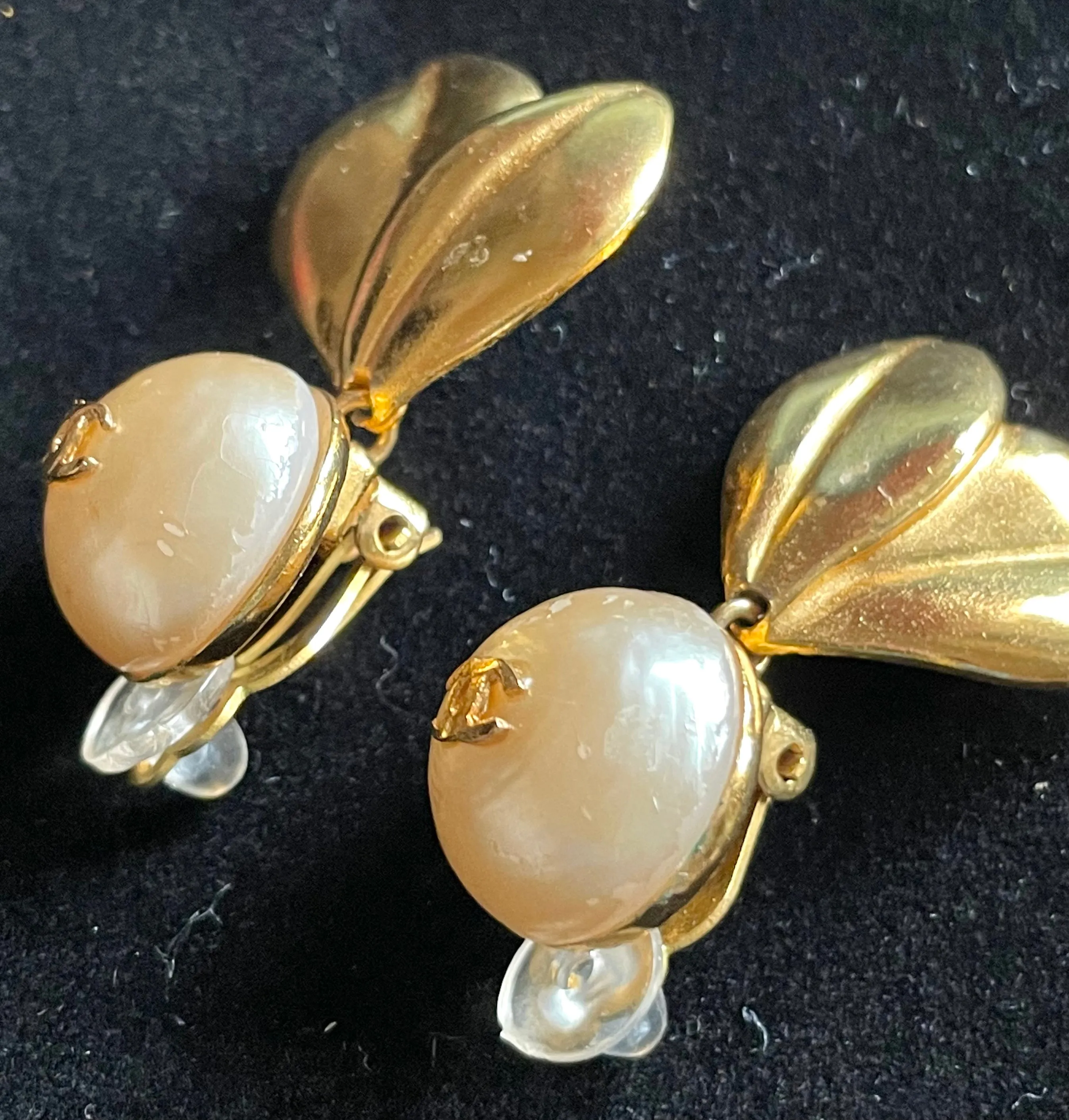 Vintage CHANEL flower and leaf design faux pearl CC earrings. Dangle earrings. Rare and elegant Chanel jewelry. 0412061