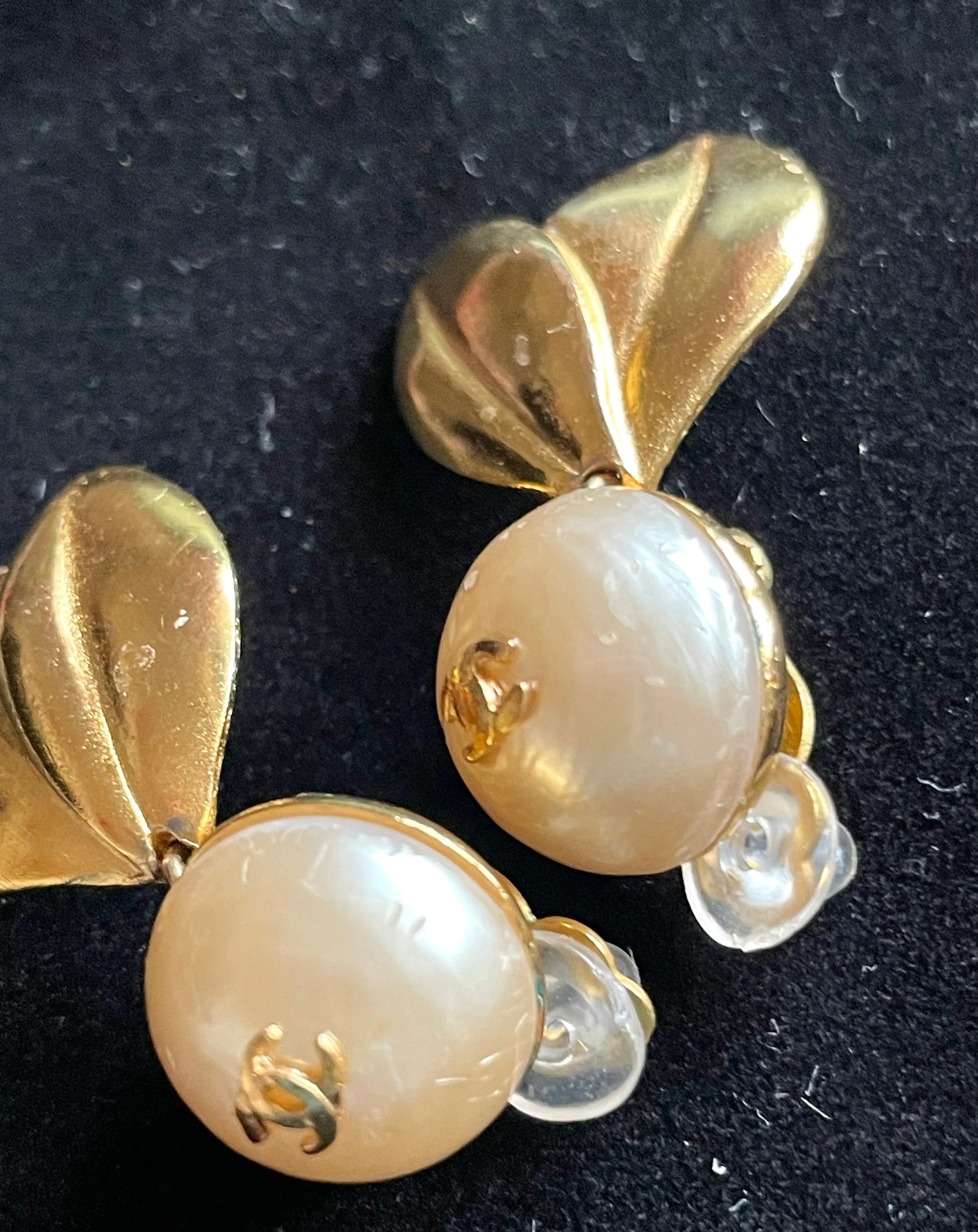 Vintage CHANEL flower and leaf design faux pearl CC earrings. Dangle earrings. Rare and elegant Chanel jewelry. 0412061