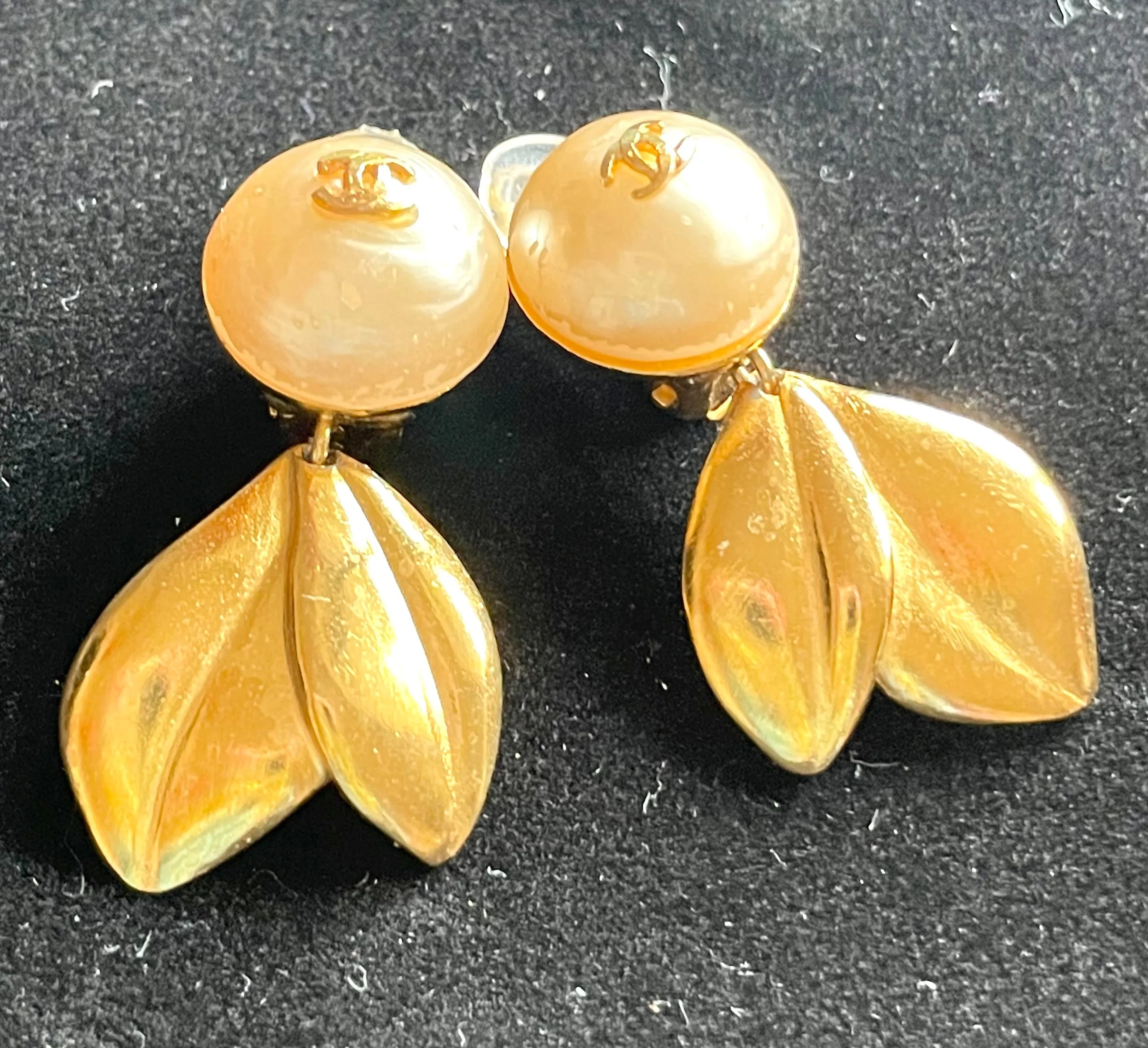 Vintage CHANEL flower and leaf design faux pearl CC earrings. Dangle earrings. Rare and elegant Chanel jewelry. 0412061