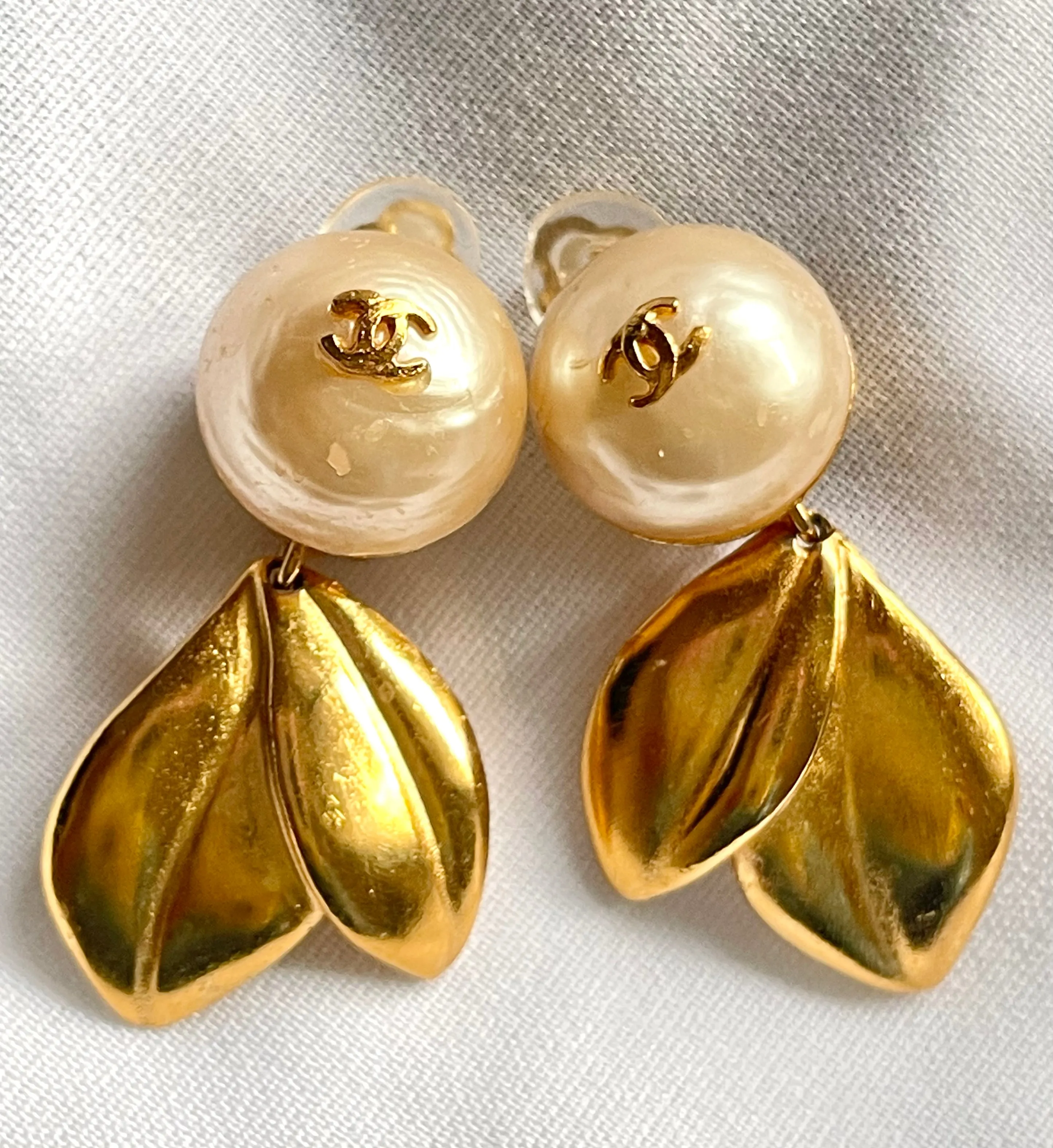 Vintage CHANEL flower and leaf design faux pearl CC earrings. Dangle earrings. Rare and elegant Chanel jewelry. 0412061
