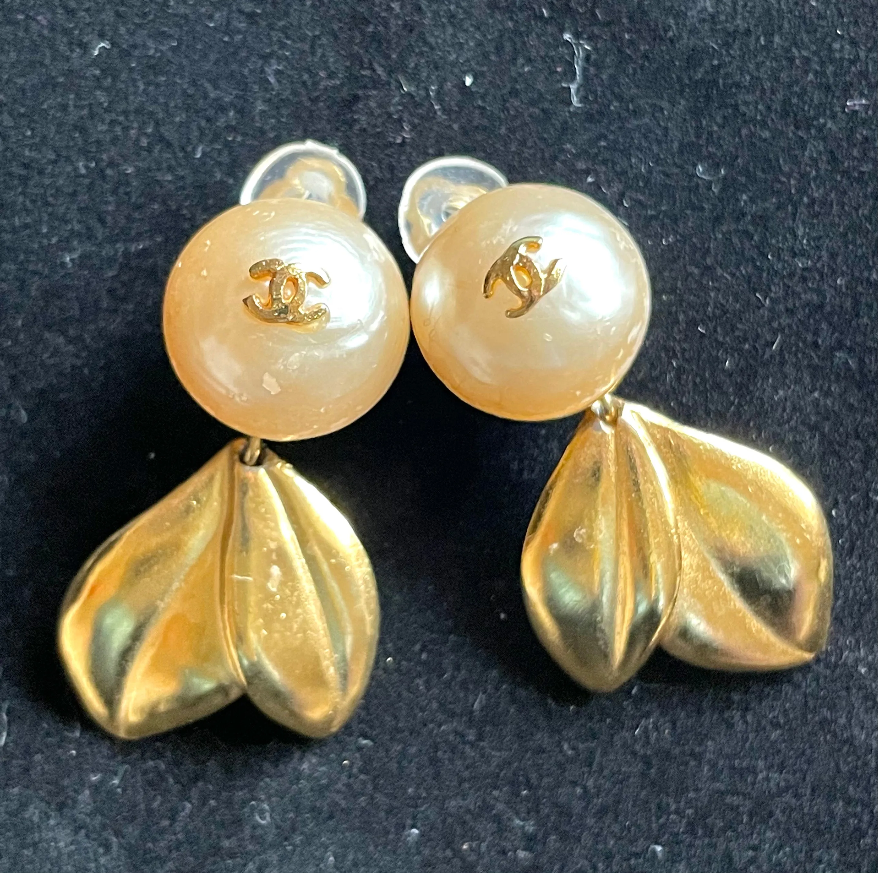 Vintage CHANEL flower and leaf design faux pearl CC earrings. Dangle earrings. Rare and elegant Chanel jewelry. 0412061