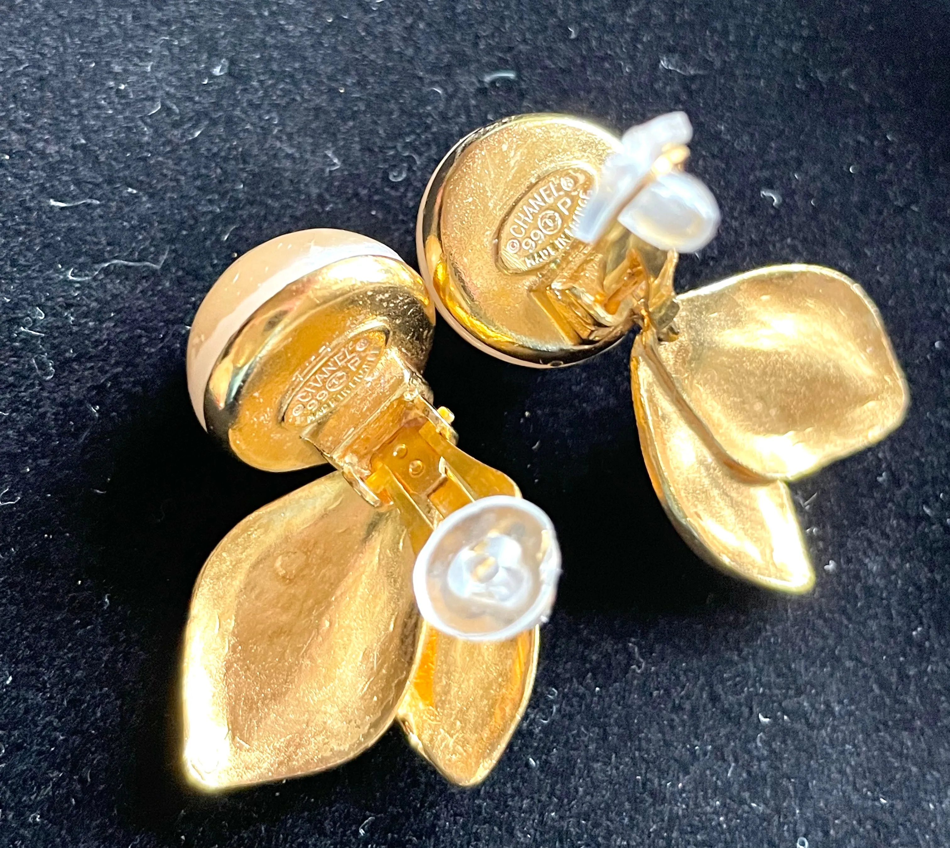 Vintage CHANEL flower and leaf design faux pearl CC earrings. Dangle earrings. Rare and elegant Chanel jewelry. 0412061