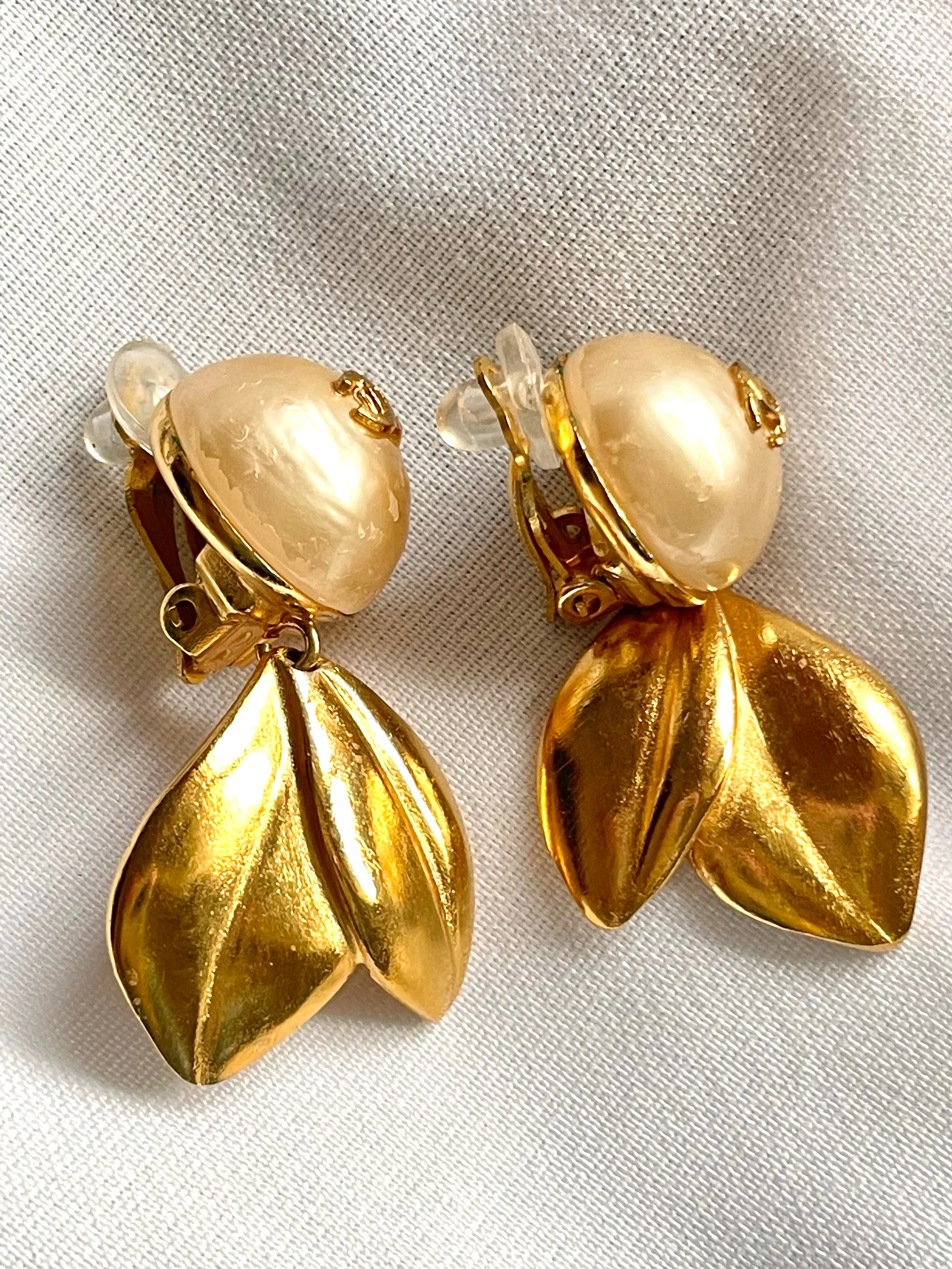 Vintage CHANEL flower and leaf design faux pearl CC earrings. Dangle earrings. Rare and elegant Chanel jewelry. 0412061