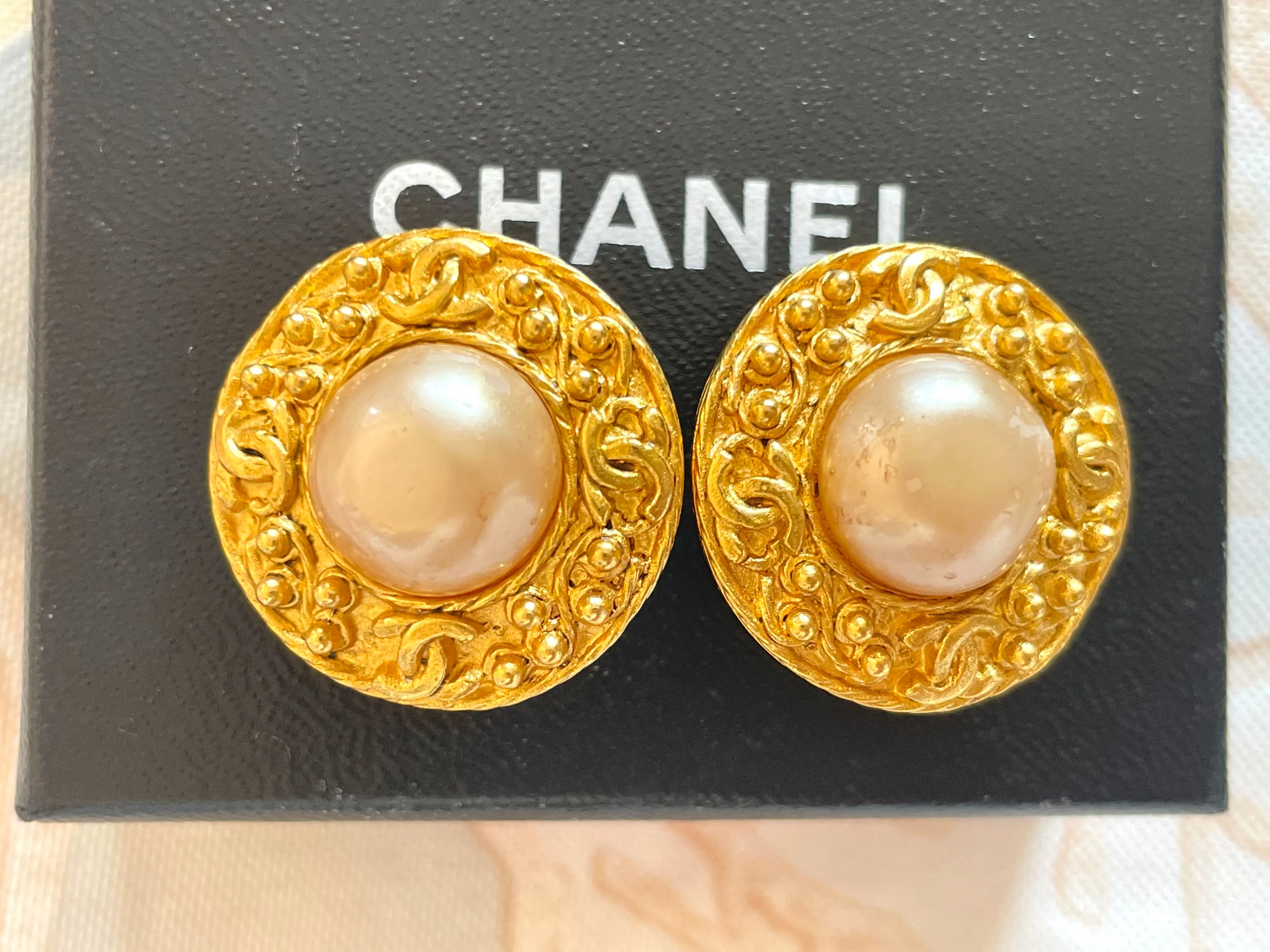 Vintage CHANEL round earrings with CC mark golden frames, faux pearl earrings. Great and rare Chanel vintage jewelry gift. 050206ac1