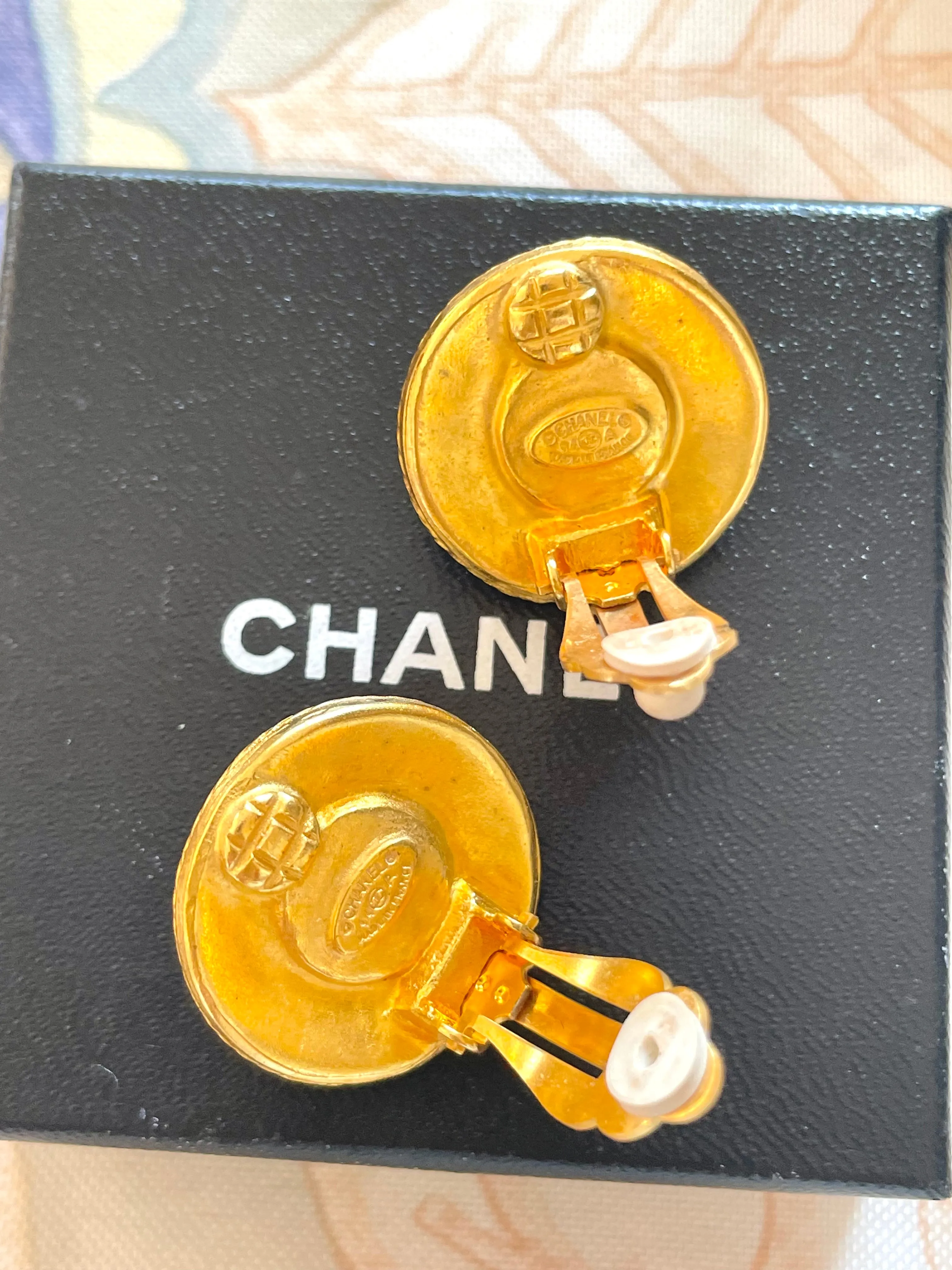Vintage CHANEL round earrings with CC mark golden frames, faux pearl earrings. Great and rare Chanel vintage jewelry gift. 050206ac1