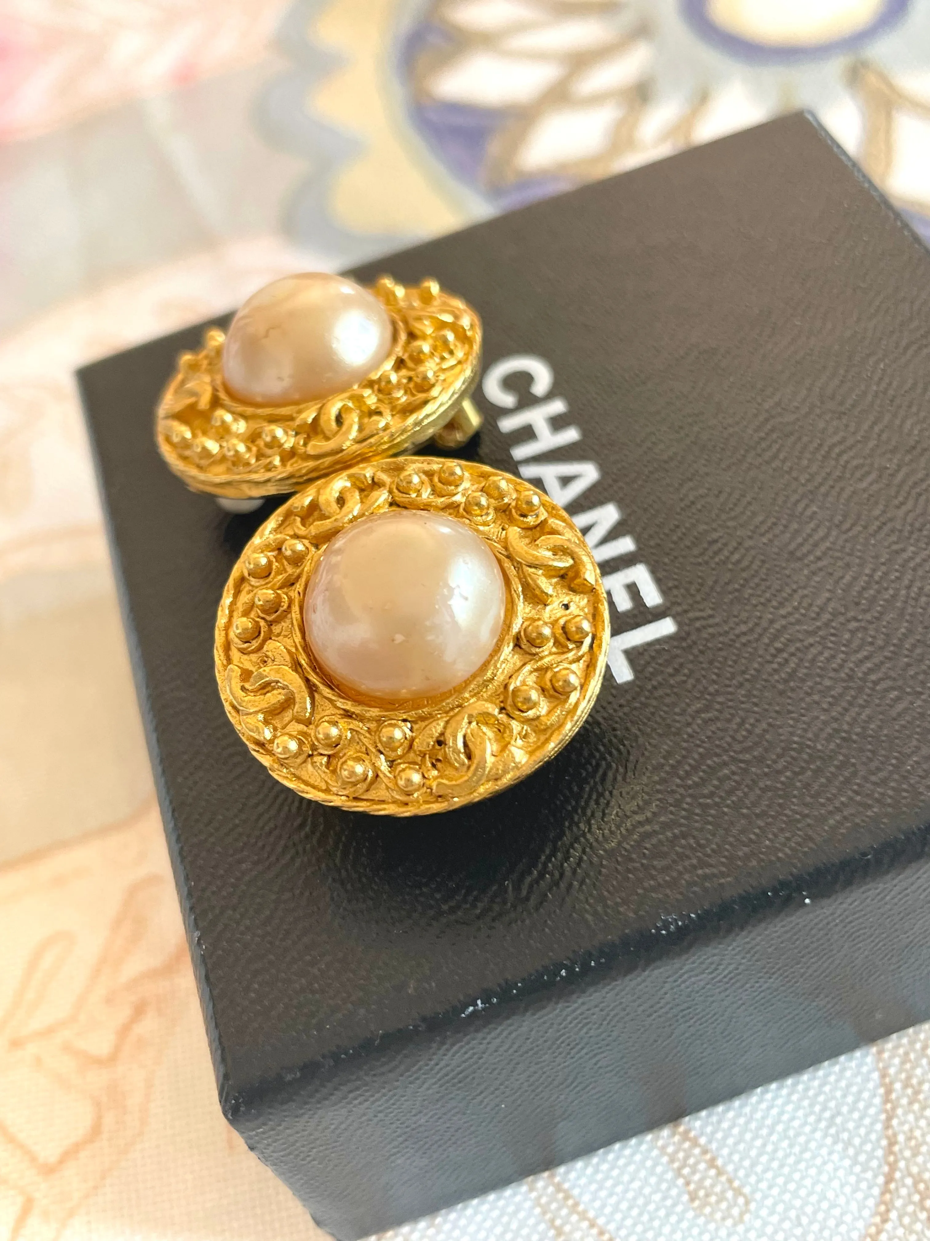 Vintage CHANEL round earrings with CC mark golden frames, faux pearl earrings. Great and rare Chanel vintage jewelry gift. 050206ac1