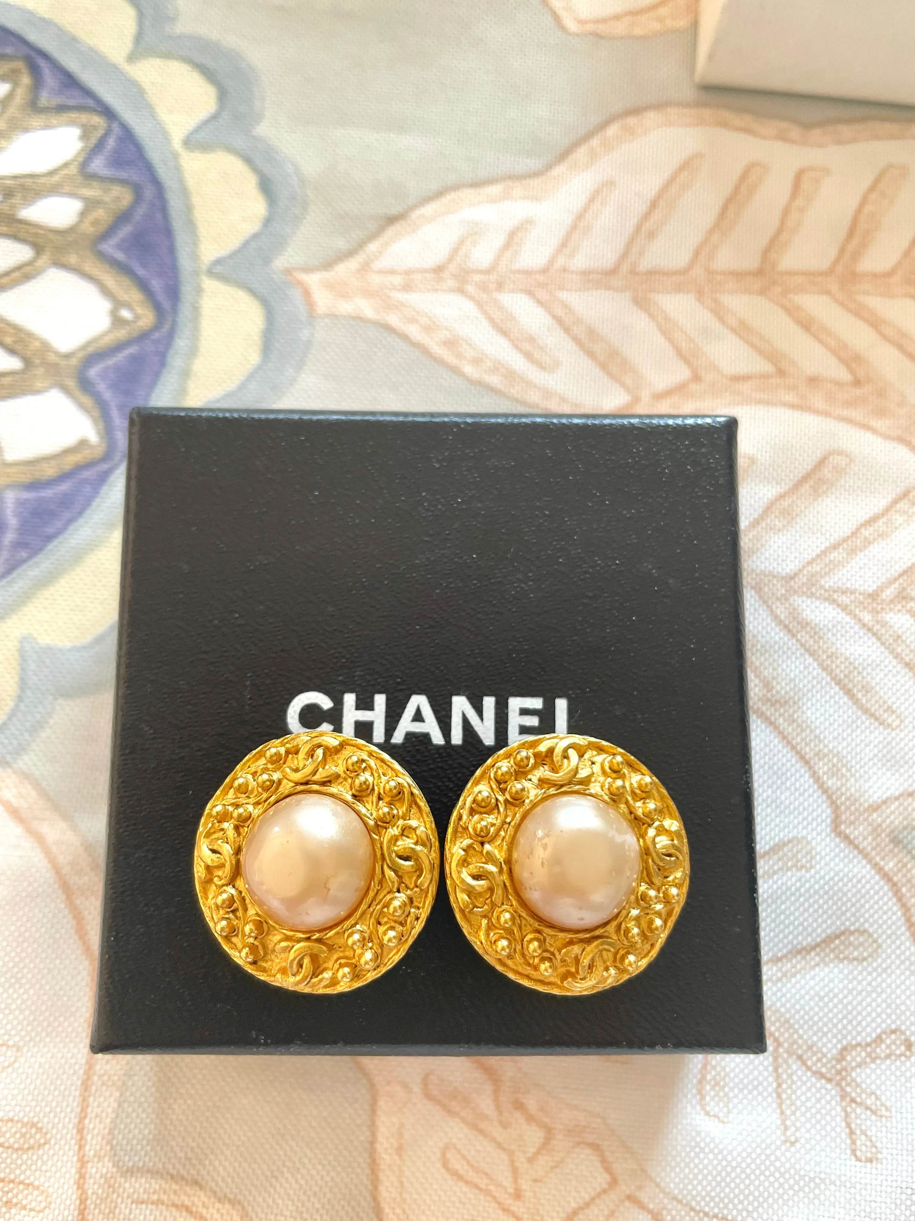 Vintage CHANEL round earrings with CC mark golden frames, faux pearl earrings. Great and rare Chanel vintage jewelry gift. 050206ac1