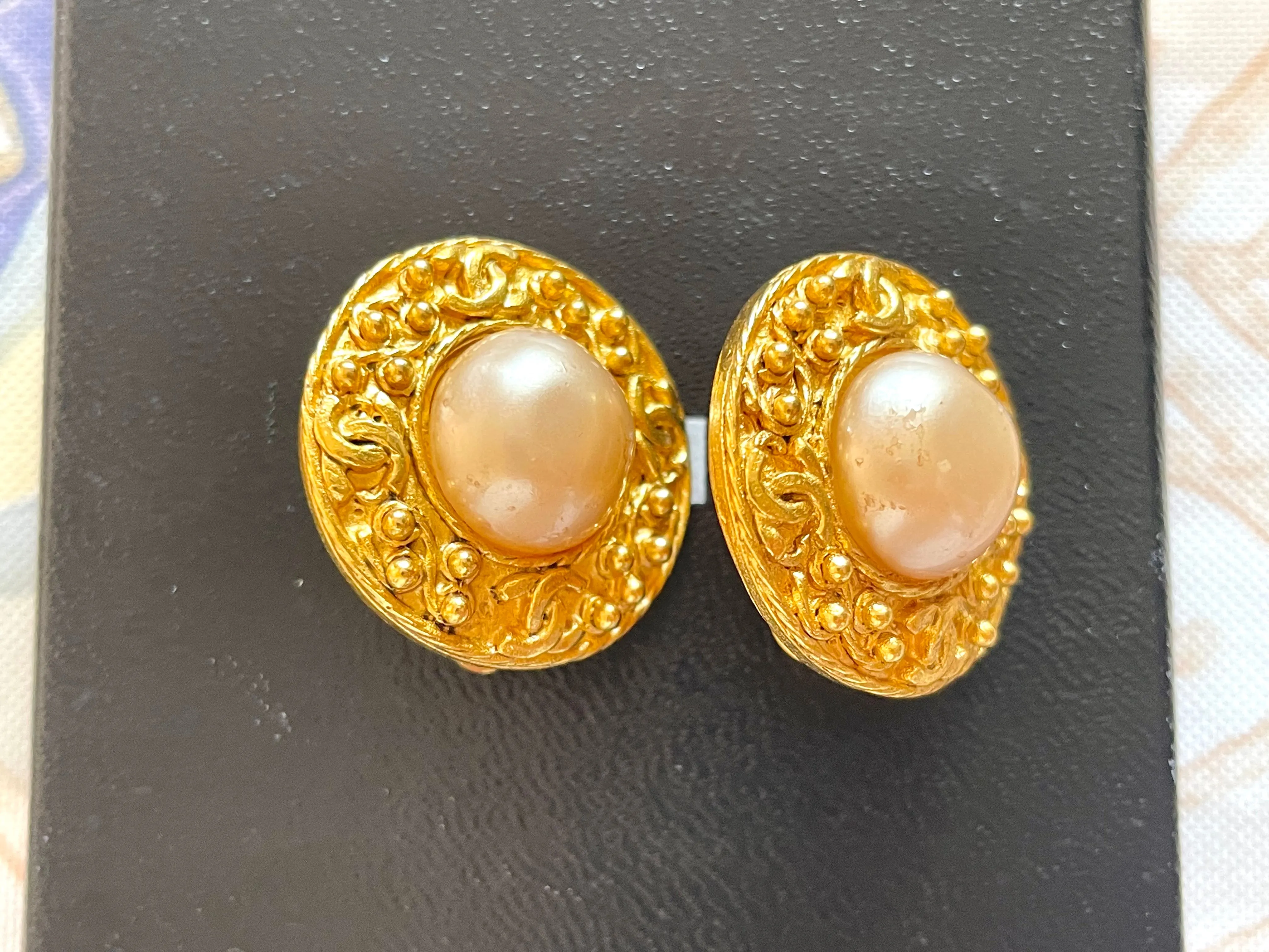 Vintage CHANEL round earrings with CC mark golden frames, faux pearl earrings. Great and rare Chanel vintage jewelry gift. 050206ac1