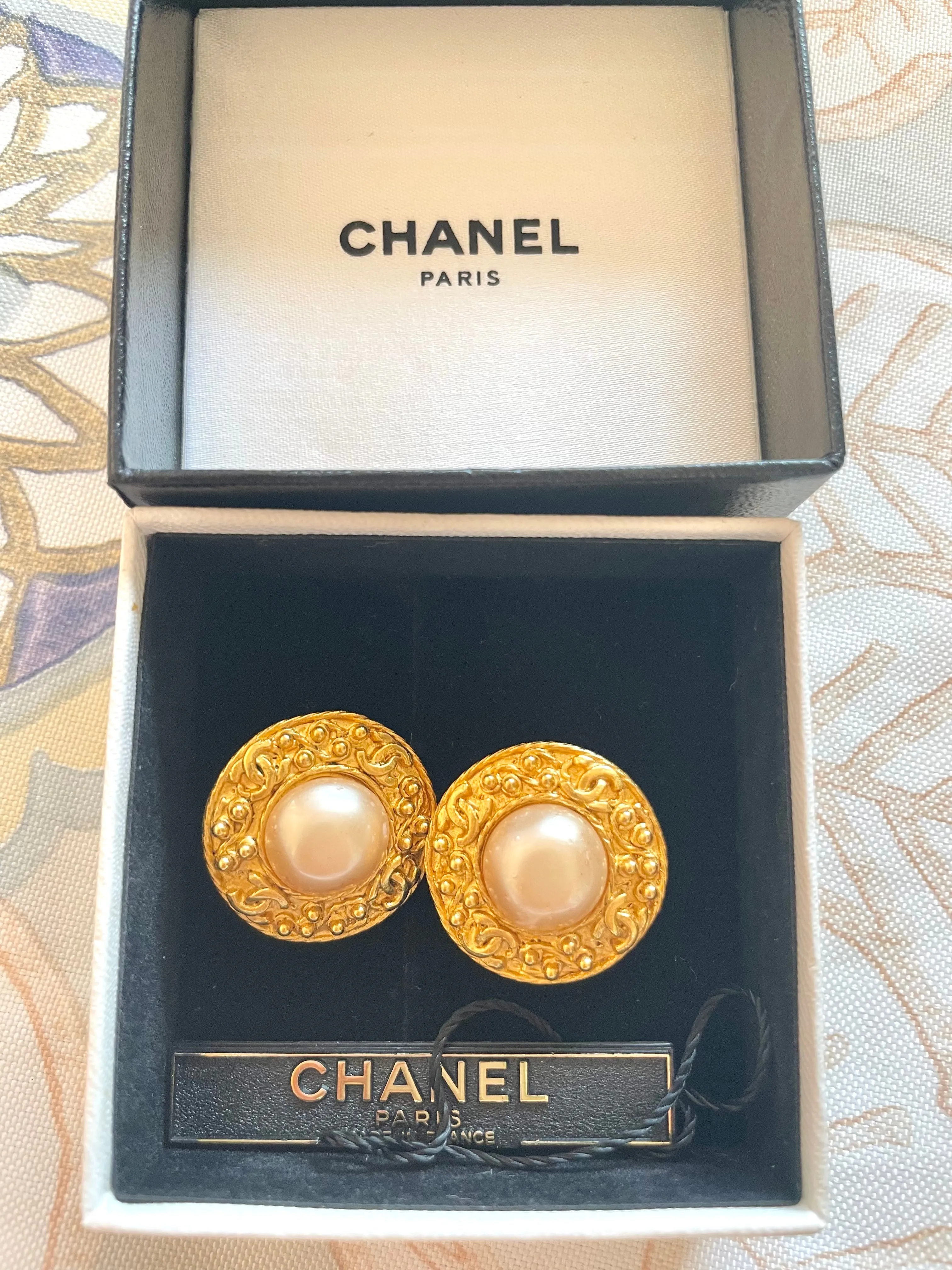 Vintage CHANEL round earrings with CC mark golden frames, faux pearl earrings. Great and rare Chanel vintage jewelry gift. 050206ac1